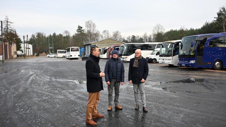🚜 W ostatnich dniach zakończono kolejny etap zagospodarowania terenu przy Powiatowym Zarządzie Dróg Publicznych w Białobrzegach.
