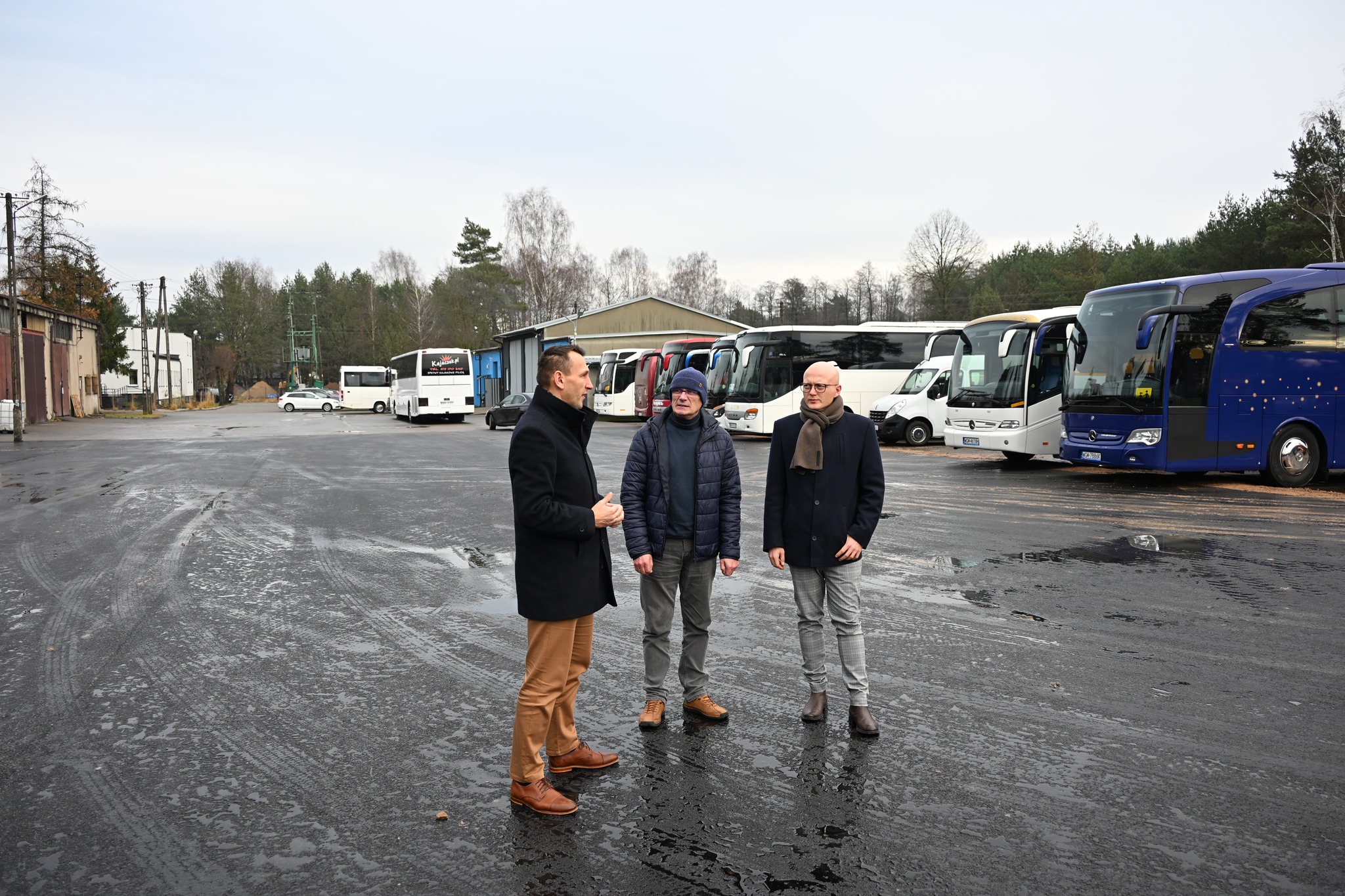 🚜 W ostatnich dniach zakończono kolejny etap zagospodarowania terenu przy Powiatowym Zarządzie Dróg Publicznych w Białobrzegach.