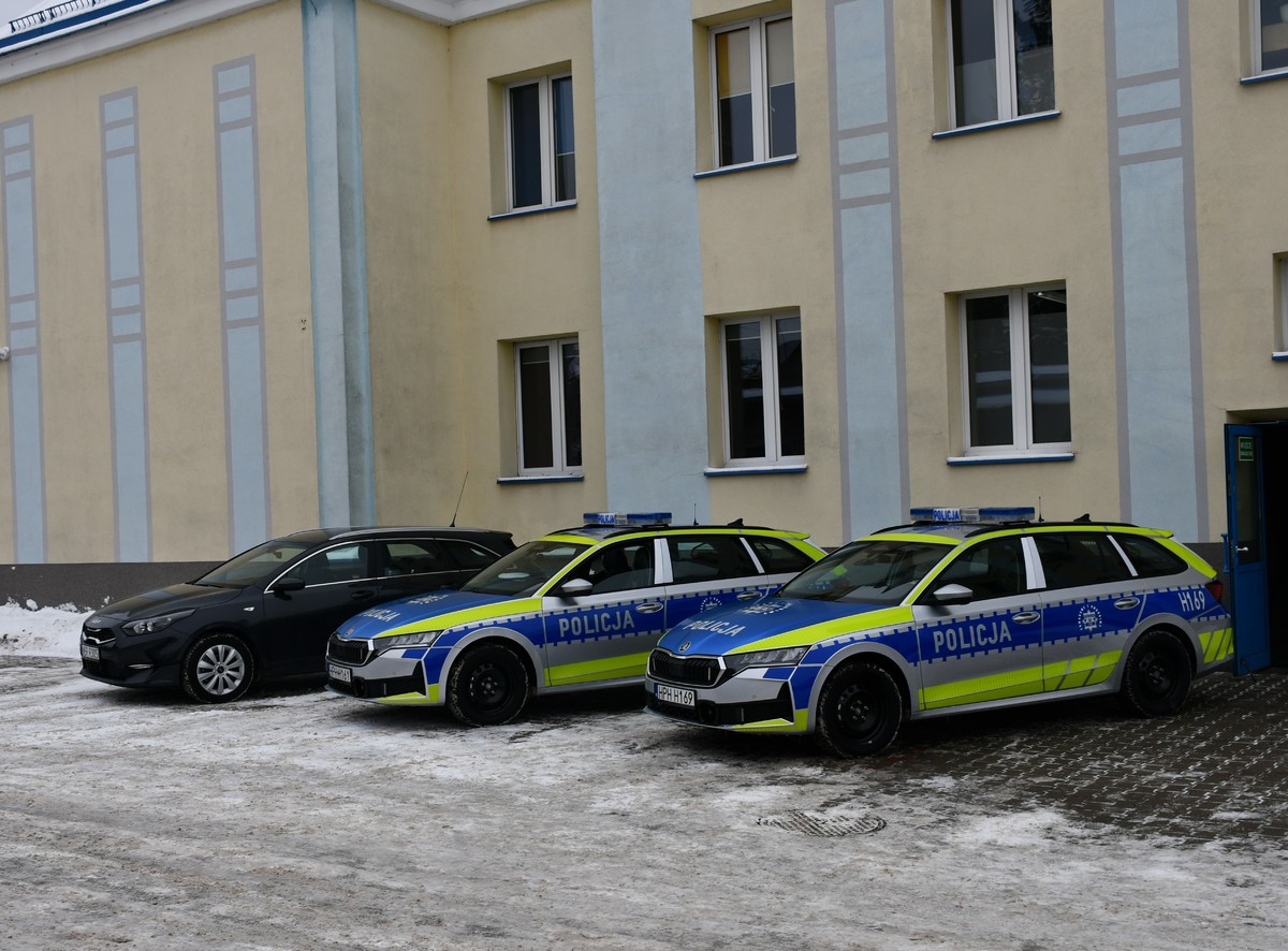 Trzy nowe radiowozy, w tym jeden nieoznakowany, zasiliły flotę Komendy Powiatowej Policji w Białobrzegach.