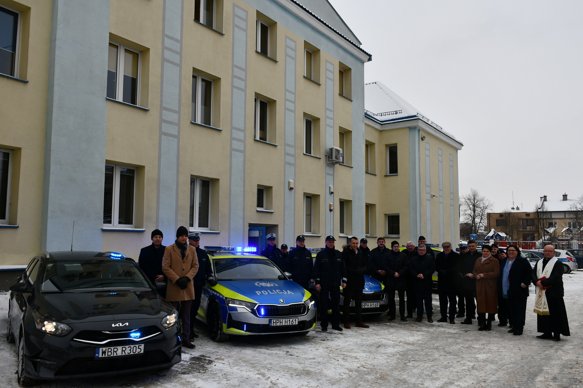 Trzy nowe radiowozy, w tym jeden nieoznakowany, zasiliły flotę Komendy Powiatowej Policji w Białobrzegach.
