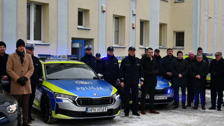 Trzy nowe radiowozy, w tym jeden nieoznakowany, zasiliły flotę Komendy Powiatowej Policji w Białobrzegach.