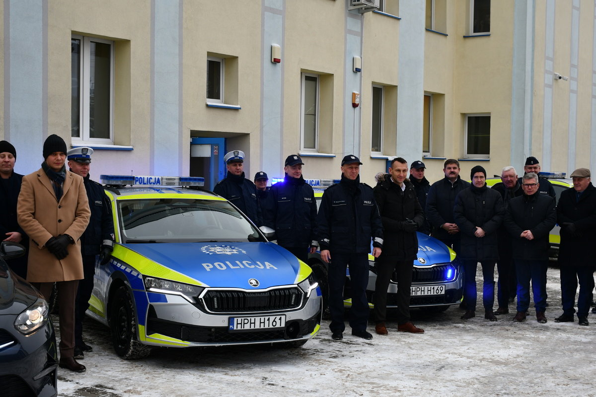 Trzy nowe radiowozy, w tym jeden nieoznakowany, zasiliły flotę Komendy Powiatowej Policji w Białobrzegach.