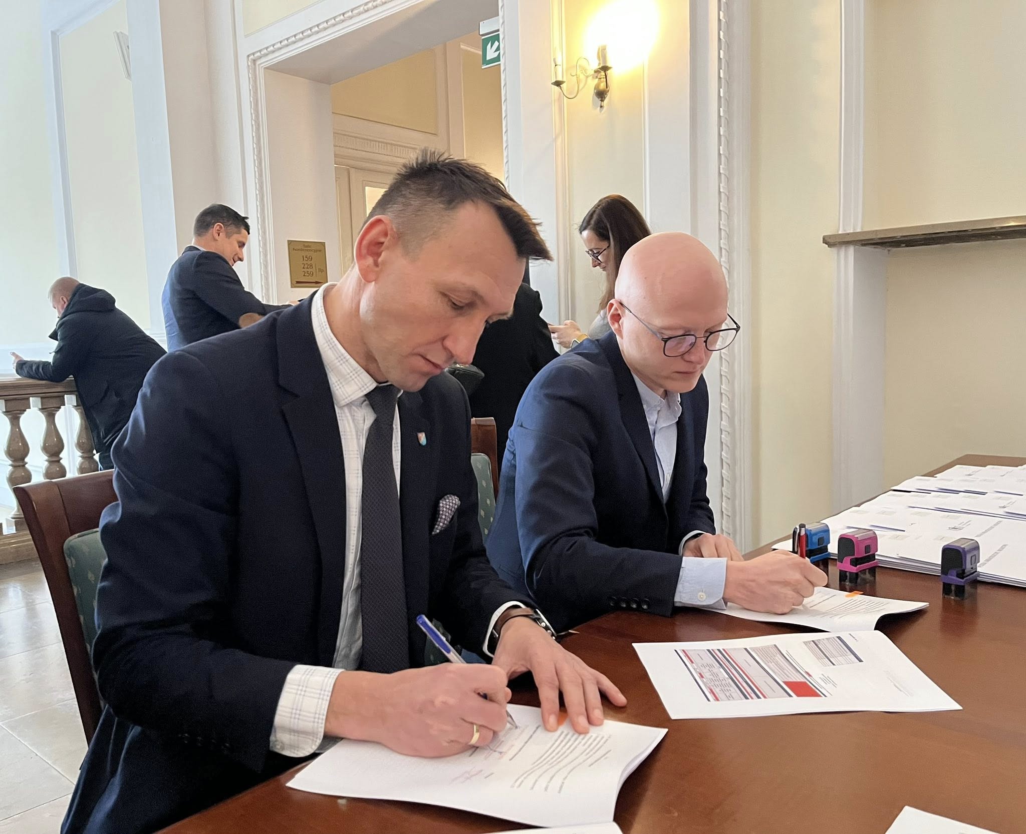 Starosta Białobrzeski Sylwester Korgul wspólnie z wicestarostą Bartłomiejem Kowalczykiem przy kontrasygnacie Skarbnika Powiatu Bogdana Głowackiego podpisali dziś w Warszawie umowę o dofinansowanie przewozów autobusowych o charakterze użyteczności publicznej. 🚌