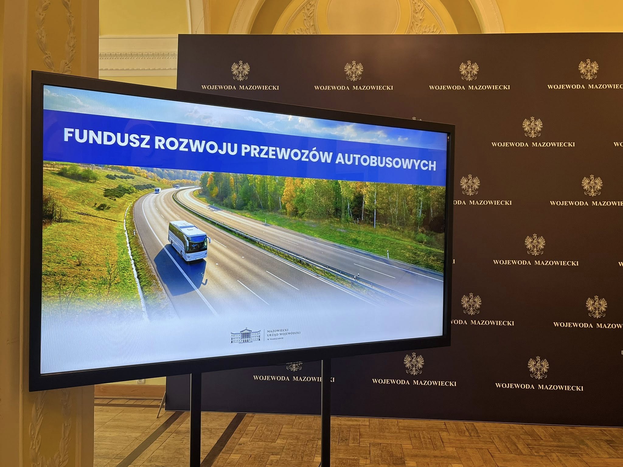 Starosta Białobrzeski Sylwester Korgul wspólnie z wicestarostą Bartłomiejem Kowalczykiem przy kontrasygnacie Skarbnika Powiatu Bogdana Głowackiego podpisali dziś w Warszawie umowę o dofinansowanie przewozów autobusowych o charakterze użyteczności publicznej. 🚌