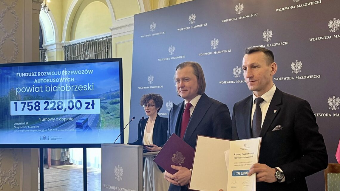 Starosta Białobrzeski Sylwester Korgul wspólnie z wicestarostą Bartłomiejem Kowalczykiem przy kontrasygnacie Skarbnika Powiatu Bogdana Głowackiego podpisali dziś w Warszawie umowę o dofinansowanie przewozów autobusowych o charakterze użyteczności publicznej. 🚌