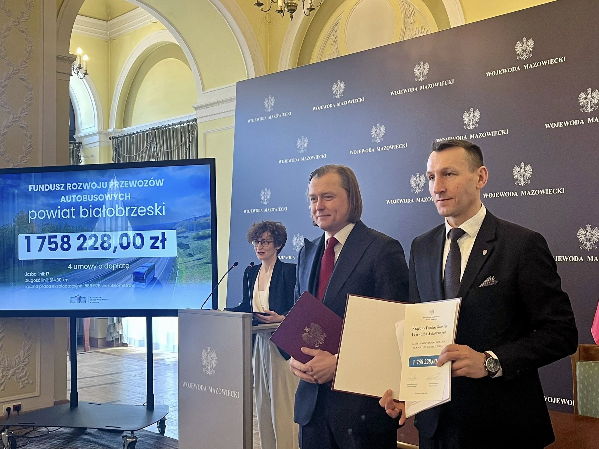 Starosta Białobrzeski Sylwester Korgul wspólnie z wicestarostą Bartłomiejem Kowalczykiem przy kontrasygnacie Skarbnika Powiatu Bogdana Głowackiego podpisali dziś w Warszawie umowę o dofinansowanie przewozów autobusowych o charakterze użyteczności publicznej. 🚌