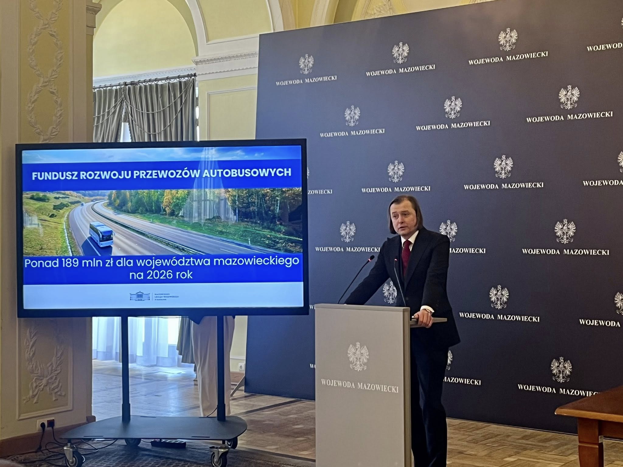 Starosta Białobrzeski Sylwester Korgul wspólnie z wicestarostą Bartłomiejem Kowalczykiem przy kontrasygnacie Skarbnika Powiatu Bogdana Głowackiego podpisali dziś w Warszawie umowę o dofinansowanie przewozów autobusowych o charakterze użyteczności publicznej. 🚌