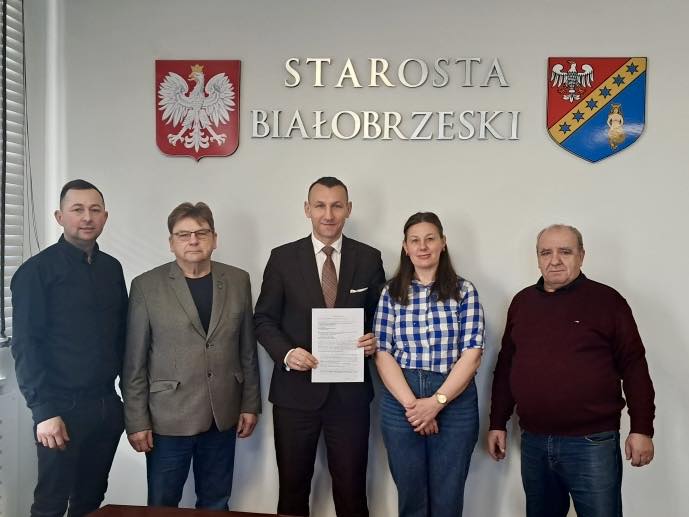 Starosta Białobrzeski Sylwester Korgul podpisał umowę dotacji zawartą pomiędzy Powiatem Białobrzeskim a Gminną Spółką Wodną w Starej Błotnicy.