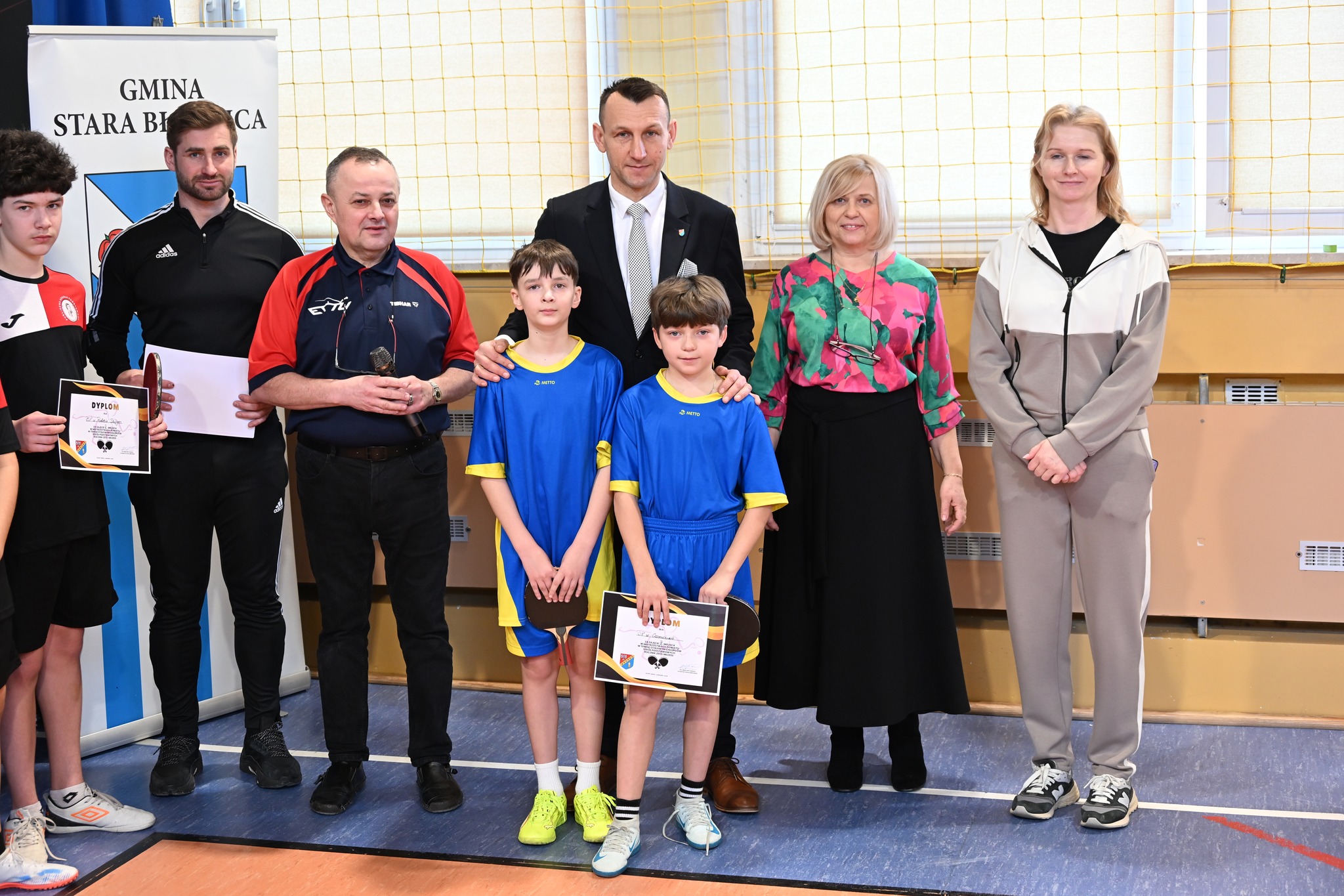🏆 W dniach 3–4 marca sala gimnastyczna w PSP im. Marii Konopnickiej w Starym Goździe ponownie zamieniła się w prawdziwą arenę tenisowych zmagań. 🏓 To już coroczna tradycja, że właśnie tam odbywają się Mistrzostwa Powiatu w Tenisie Stołowym dziewcząt i chłopców. 🧑👩