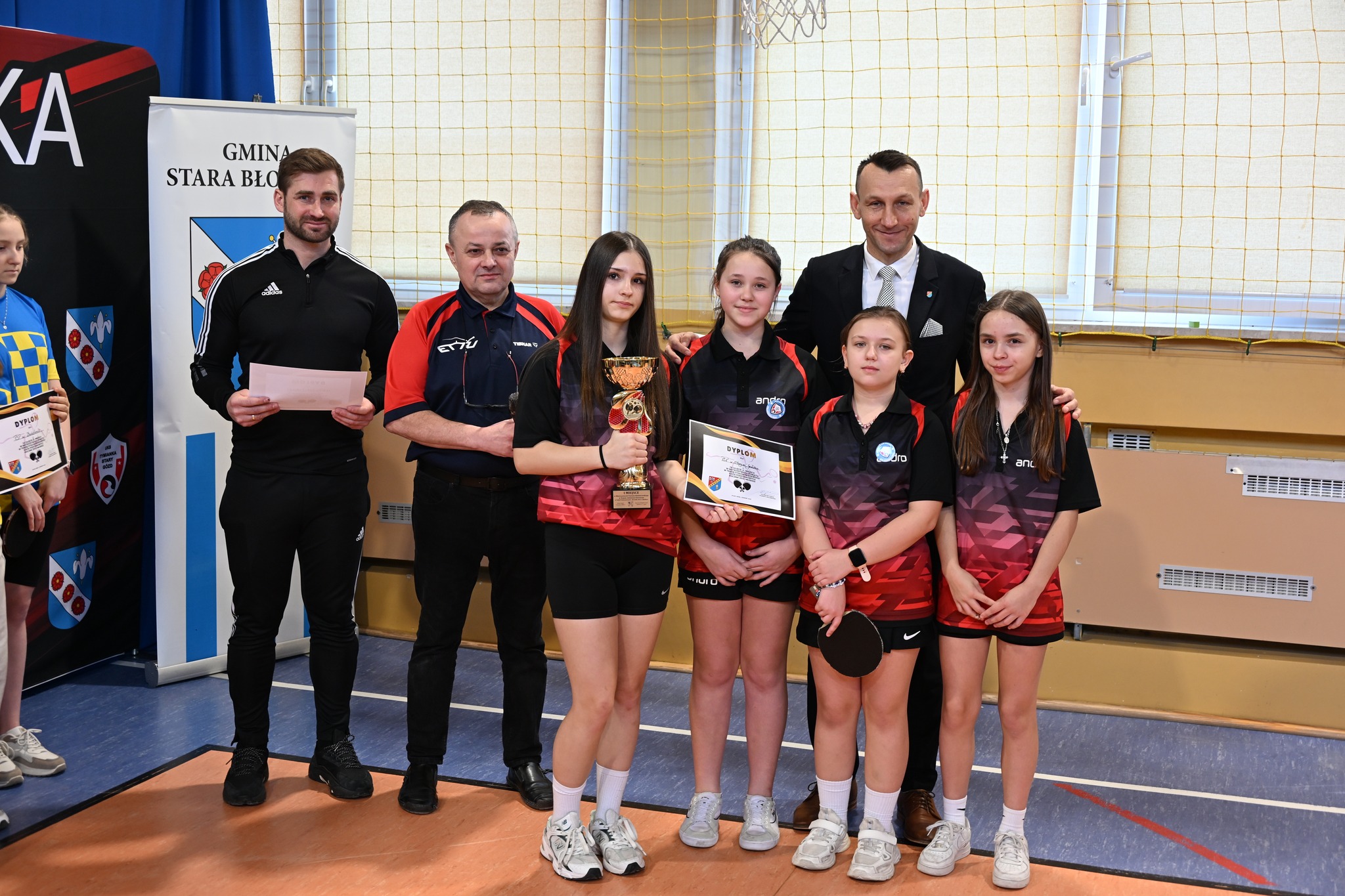🏆 W dniach 3–4 marca sala gimnastyczna w PSP im. Marii Konopnickiej w Starym Goździe ponownie zamieniła się w prawdziwą arenę tenisowych zmagań. 🏓 To już coroczna tradycja, że właśnie tam odbywają się Mistrzostwa Powiatu w Tenisie Stołowym dziewcząt i chłopców. 🧑👩
