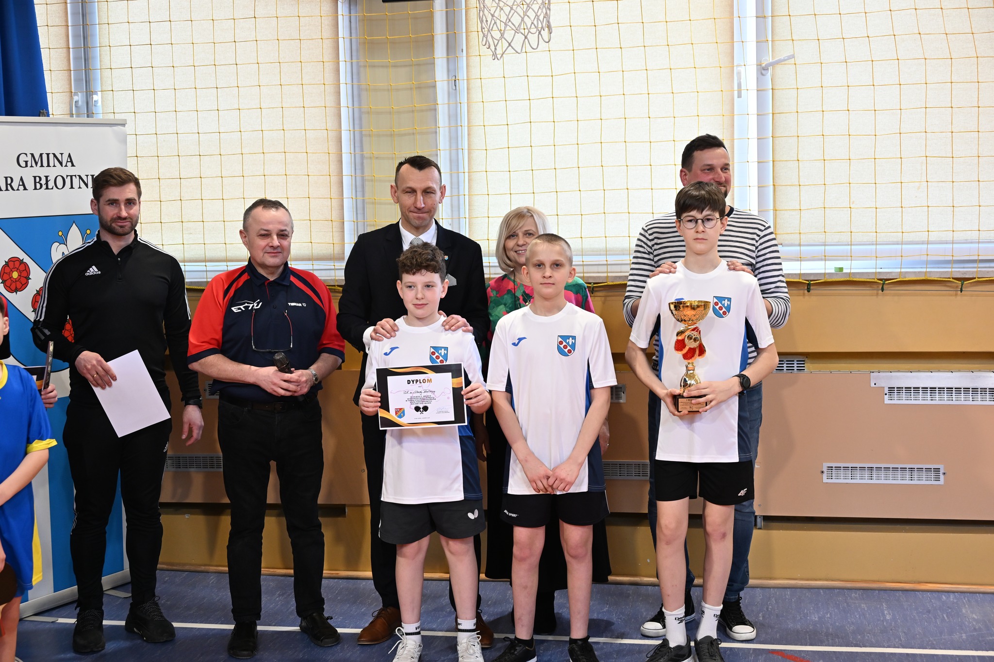 🏆 W dniach 3–4 marca sala gimnastyczna w PSP im. Marii Konopnickiej w Starym Goździe ponownie zamieniła się w prawdziwą arenę tenisowych zmagań. 🏓 To już coroczna tradycja, że właśnie tam odbywają się Mistrzostwa Powiatu w Tenisie Stołowym dziewcząt i chłopców. 🧑👩
