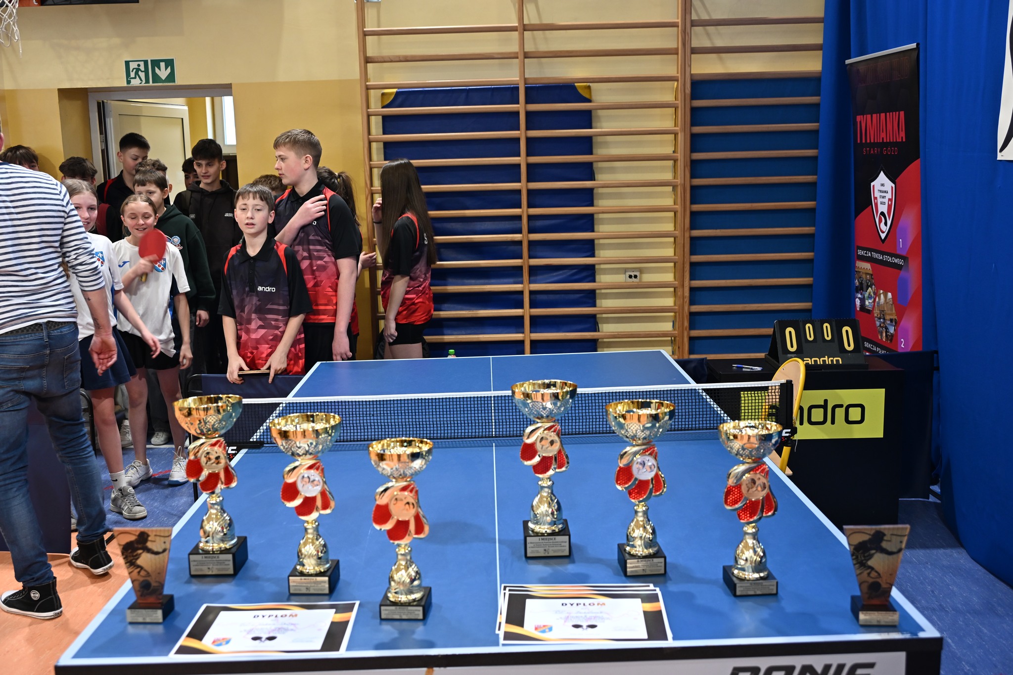 🏆 W dniach 3–4 marca sala gimnastyczna w PSP im. Marii Konopnickiej w Starym Goździe ponownie zamieniła się w prawdziwą arenę tenisowych zmagań. 🏓 To już coroczna tradycja, że właśnie tam odbywają się Mistrzostwa Powiatu w Tenisie Stołowym dziewcząt i chłopców. 🧑👩