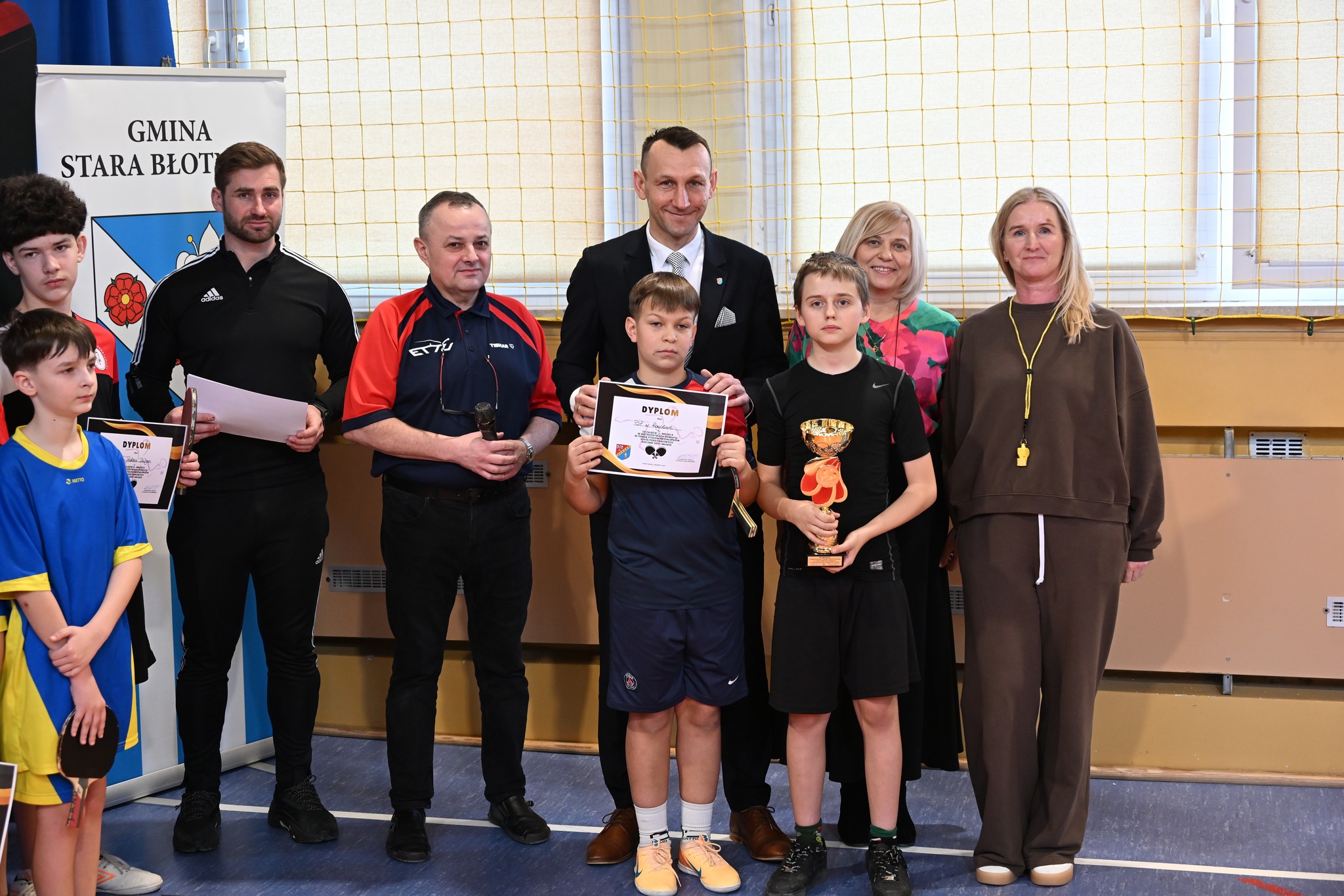 🏆 W dniach 3–4 marca sala gimnastyczna w PSP im. Marii Konopnickiej w Starym Goździe ponownie zamieniła się w prawdziwą arenę tenisowych zmagań. 🏓 To już coroczna tradycja, że właśnie tam odbywają się Mistrzostwa Powiatu w Tenisie Stołowym dziewcząt i chłopców. 🧑👩