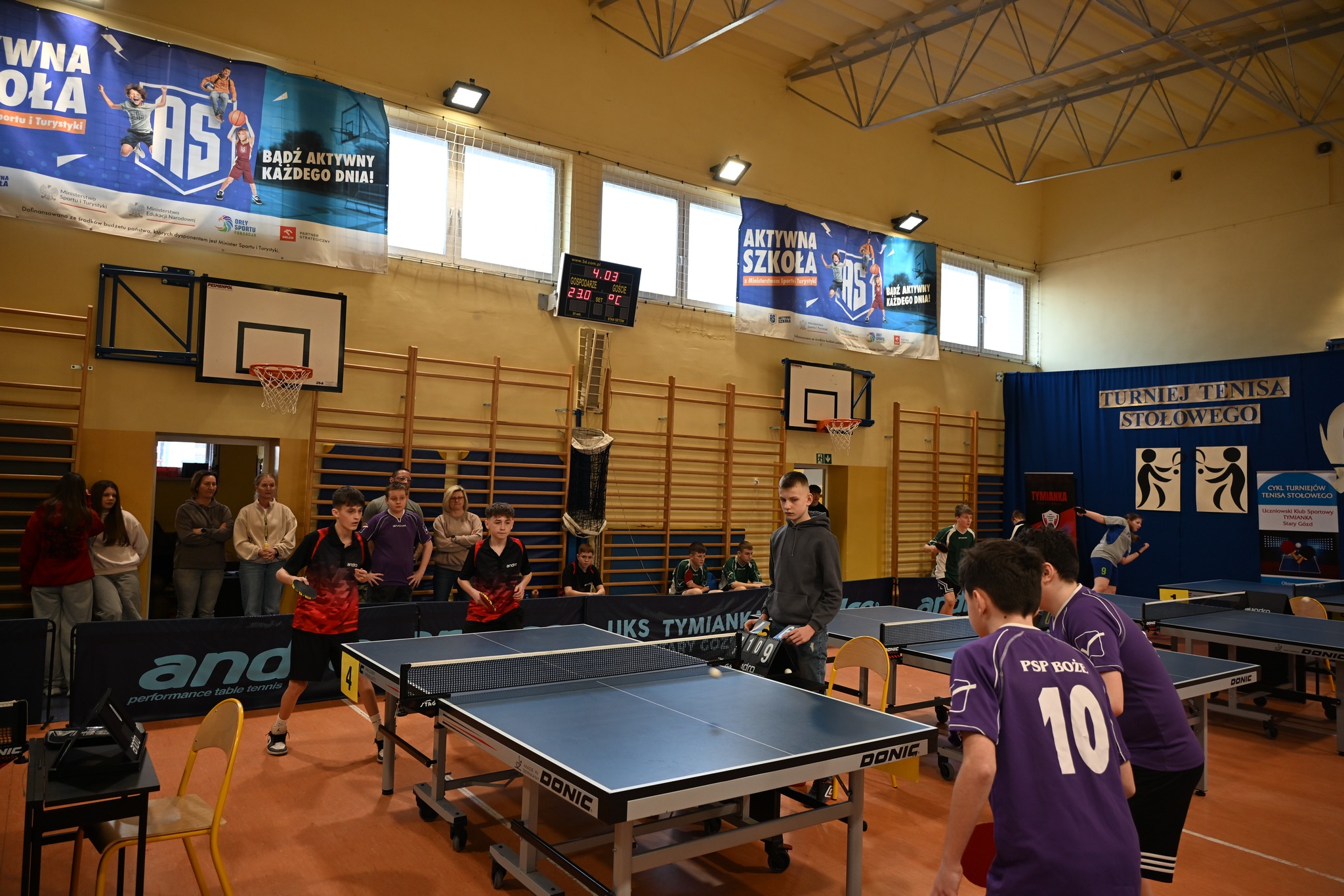 🏆 W dniach 3–4 marca sala gimnastyczna w PSP im. Marii Konopnickiej w Starym Goździe ponownie zamieniła się w prawdziwą arenę tenisowych zmagań. 🏓 To już coroczna tradycja, że właśnie tam odbywają się Mistrzostwa Powiatu w Tenisie Stołowym dziewcząt i chłopców. 🧑👩