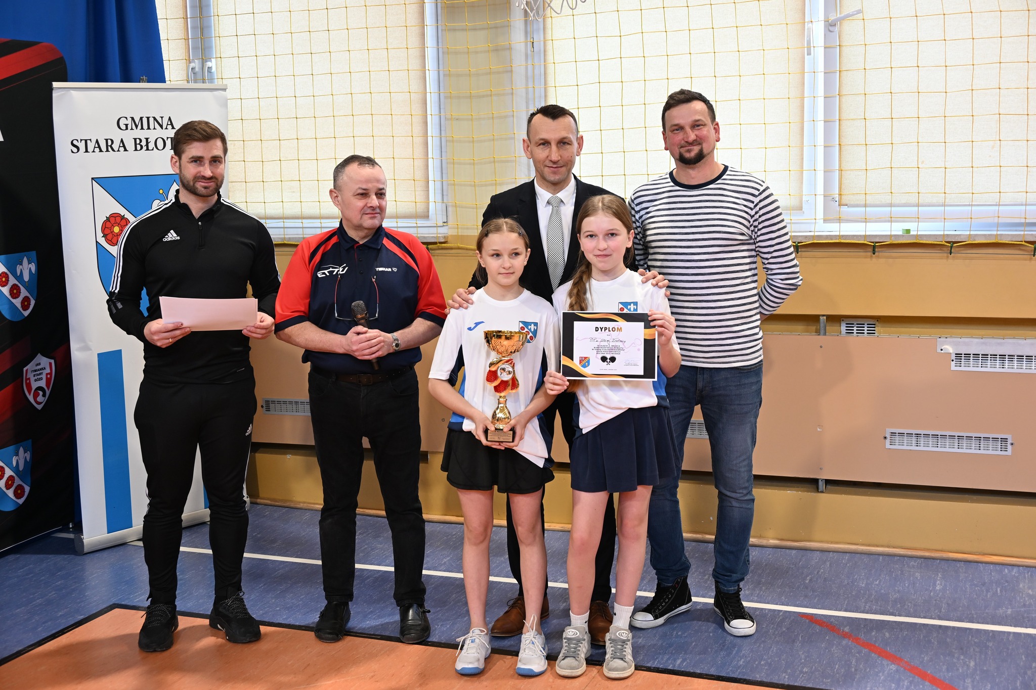 🏆 W dniach 3–4 marca sala gimnastyczna w PSP im. Marii Konopnickiej w Starym Goździe ponownie zamieniła się w prawdziwą arenę tenisowych zmagań. 🏓 To już coroczna tradycja, że właśnie tam odbywają się Mistrzostwa Powiatu w Tenisie Stołowym dziewcząt i chłopców. 🧑👩