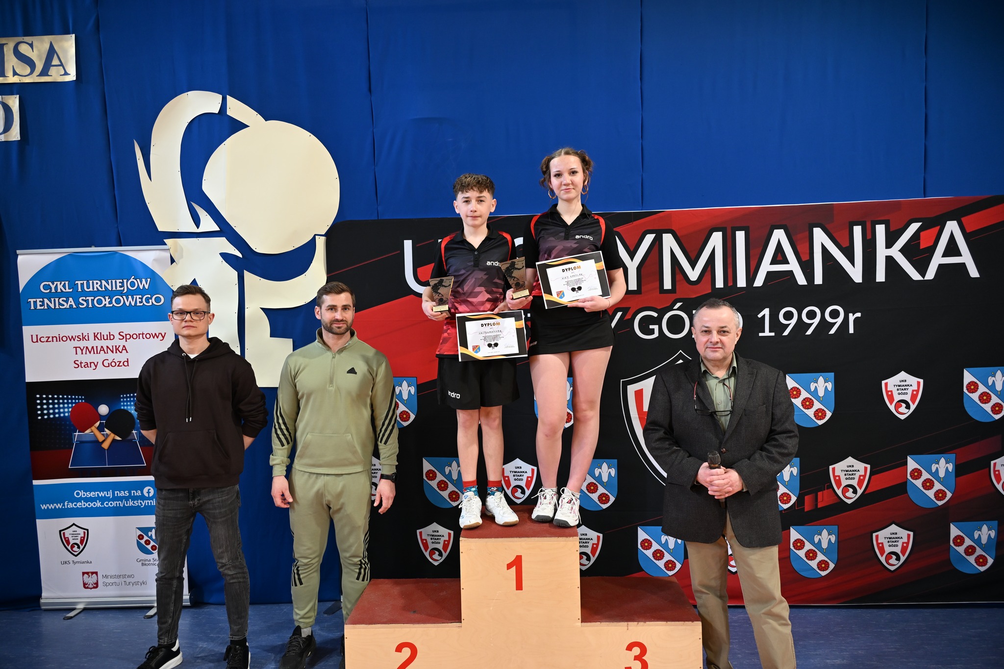 🏆 W dniach 3–4 marca sala gimnastyczna w PSP im. Marii Konopnickiej w Starym Goździe ponownie zamieniła się w prawdziwą arenę tenisowych zmagań. 🏓 To już coroczna tradycja, że właśnie tam odbywają się Mistrzostwa Powiatu w Tenisie Stołowym dziewcząt i chłopców. 🧑👩