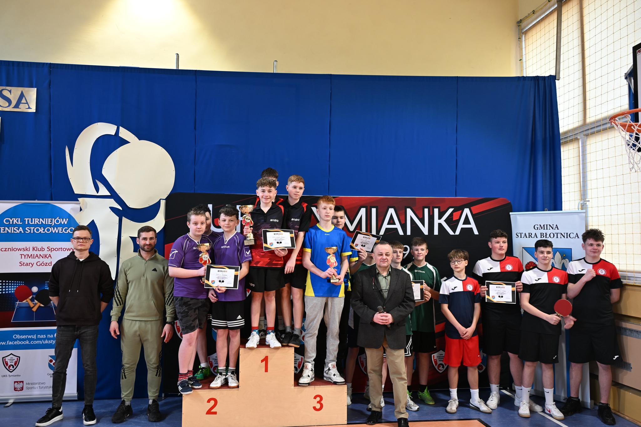 🏆 W dniach 3–4 marca sala gimnastyczna w PSP im. Marii Konopnickiej w Starym Goździe ponownie zamieniła się w prawdziwą arenę tenisowych zmagań. 🏓 To już coroczna tradycja, że właśnie tam odbywają się Mistrzostwa Powiatu w Tenisie Stołowym dziewcząt i chłopców. 🧑👩