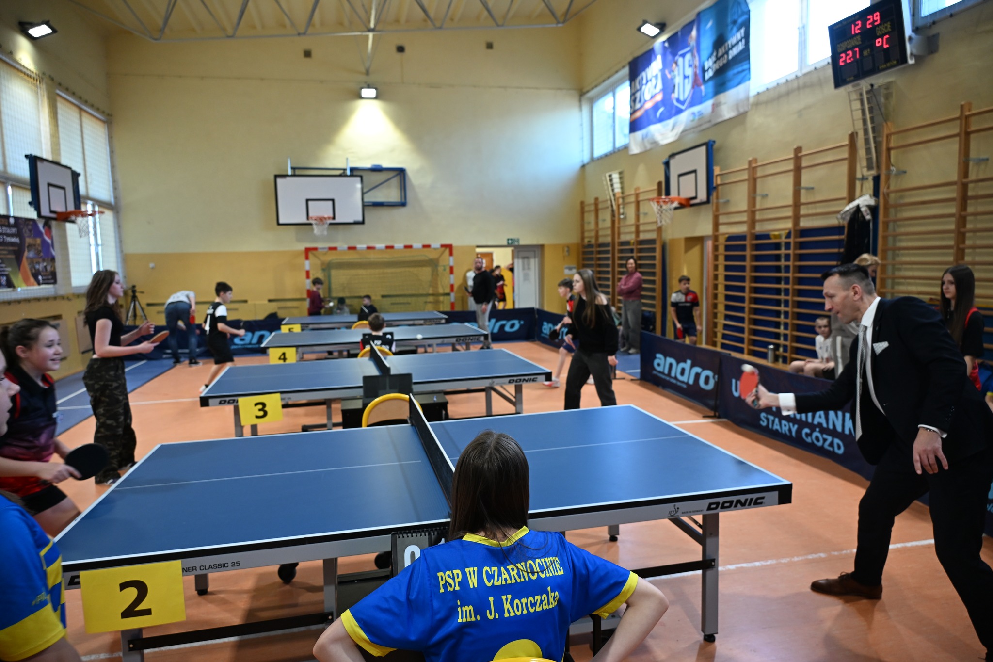🏆 W dniach 3–4 marca sala gimnastyczna w PSP im. Marii Konopnickiej w Starym Goździe ponownie zamieniła się w prawdziwą arenę tenisowych zmagań. 🏓 To już coroczna tradycja, że właśnie tam odbywają się Mistrzostwa Powiatu w Tenisie Stołowym dziewcząt i chłopców. 🧑👩