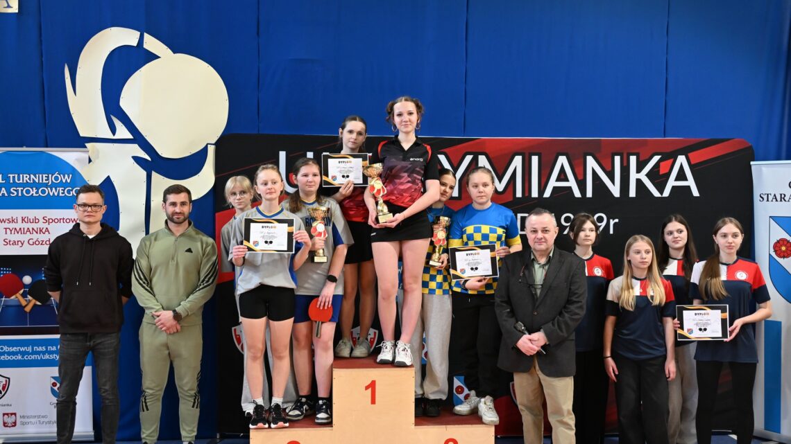 🏆 W dniach 3–4 marca sala gimnastyczna w PSP im. Marii Konopnickiej w Starym Goździe ponownie zamieniła się w prawdziwą arenę tenisowych zmagań. 🏓 To już coroczna tradycja, że właśnie tam odbywają się Mistrzostwa Powiatu w Tenisie Stołowym dziewcząt i chłopców. 🧑👩