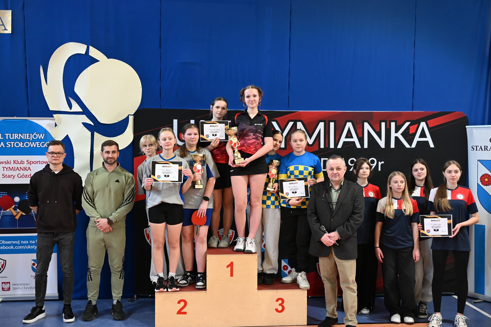 🏆 W dniach 3–4 marca sala gimnastyczna w PSP im. Marii Konopnickiej w Starym Goździe ponownie zamieniła się w prawdziwą arenę tenisowych zmagań. 🏓 To już coroczna tradycja, że właśnie tam odbywają się Mistrzostwa Powiatu w Tenisie Stołowym dziewcząt i chłopców. 🧑👩