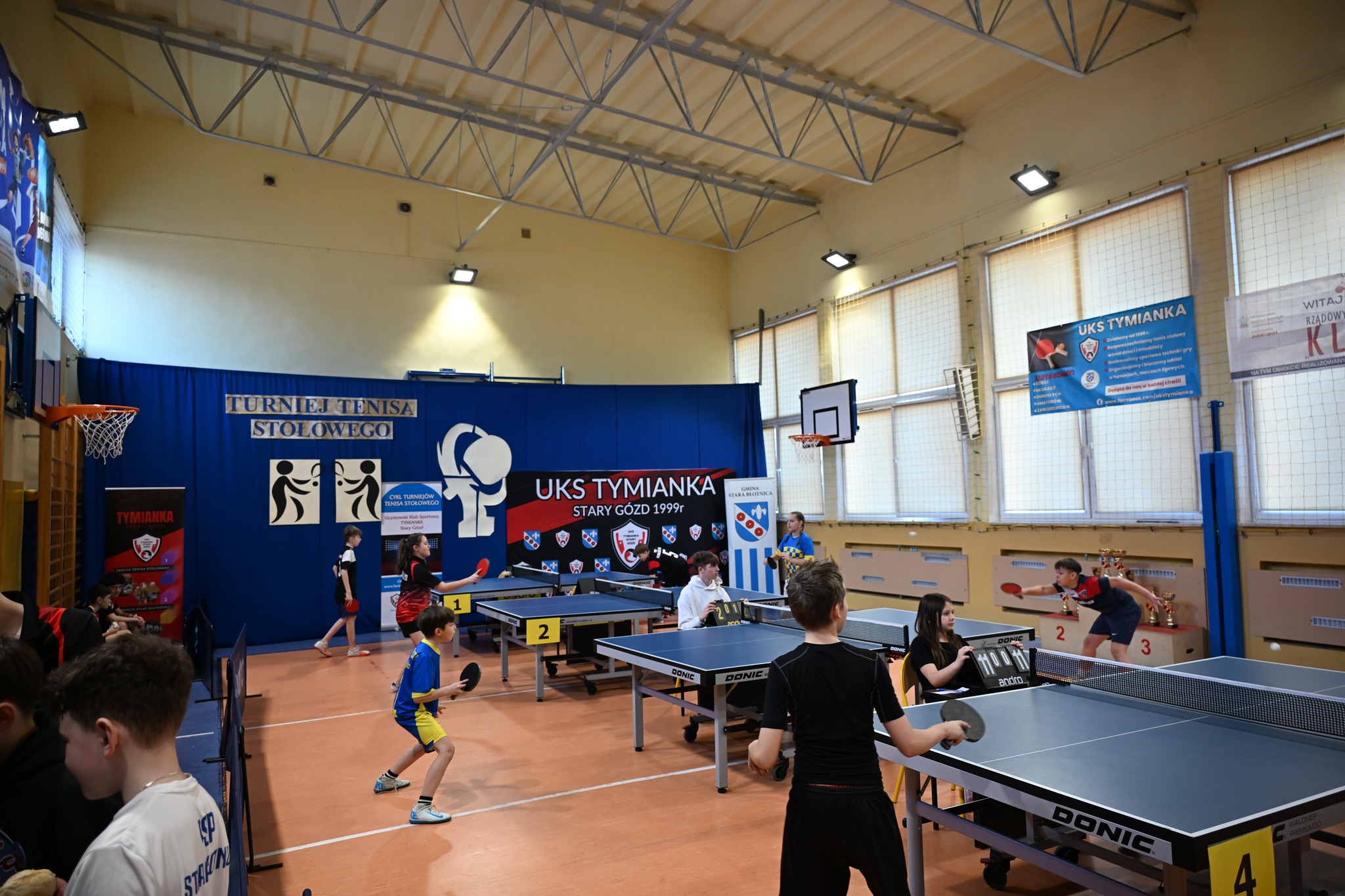 🏆 W dniach 3–4 marca sala gimnastyczna w PSP im. Marii Konopnickiej w Starym Goździe ponownie zamieniła się w prawdziwą arenę tenisowych zmagań. 🏓 To już coroczna tradycja, że właśnie tam odbywają się Mistrzostwa Powiatu w Tenisie Stołowym dziewcząt i chłopców. 🧑👩