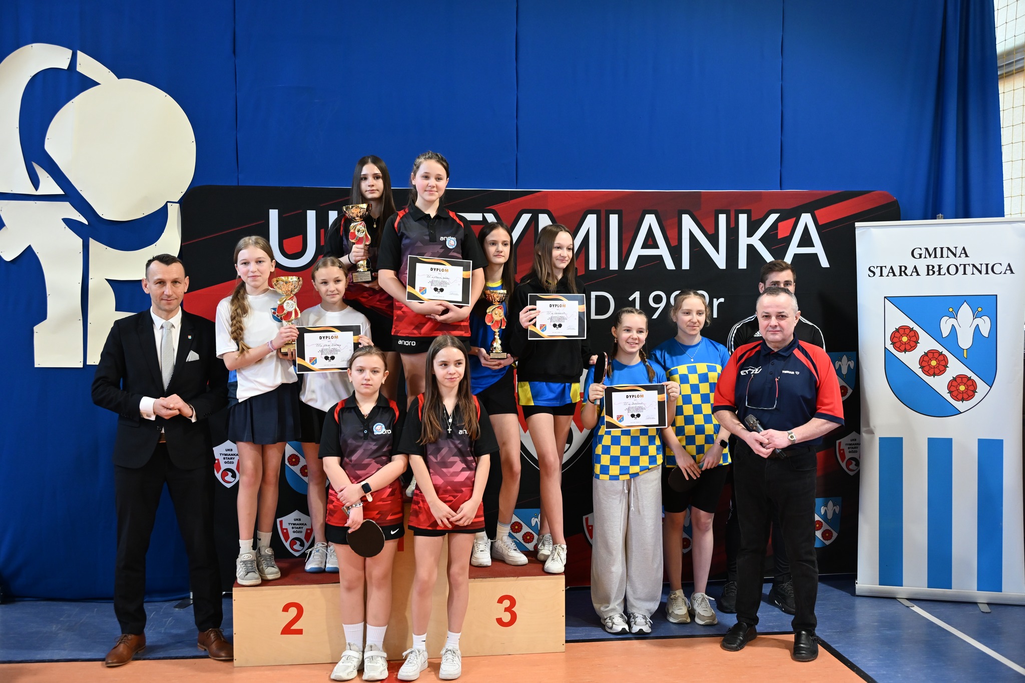 🏆 W dniach 3–4 marca sala gimnastyczna w PSP im. Marii Konopnickiej w Starym Goździe ponownie zamieniła się w prawdziwą arenę tenisowych zmagań. 🏓 To już coroczna tradycja, że właśnie tam odbywają się Mistrzostwa Powiatu w Tenisie Stołowym dziewcząt i chłopców. 🧑👩