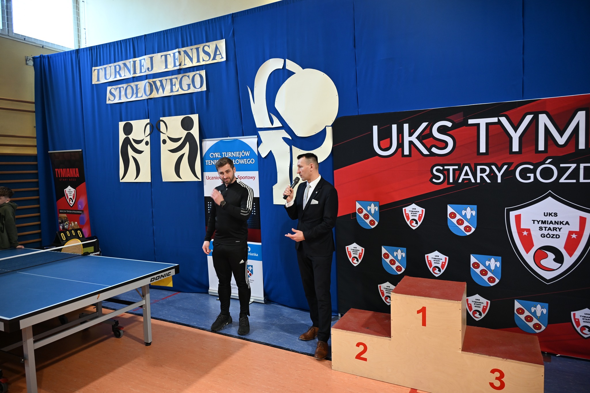 🏆 W dniach 3–4 marca sala gimnastyczna w PSP im. Marii Konopnickiej w Starym Goździe ponownie zamieniła się w prawdziwą arenę tenisowych zmagań. 🏓 To już coroczna tradycja, że właśnie tam odbywają się Mistrzostwa Powiatu w Tenisie Stołowym dziewcząt i chłopców. 🧑👩