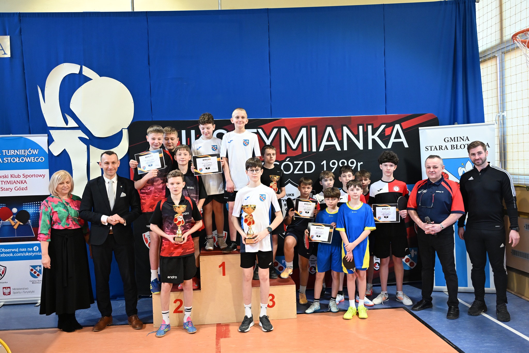 🏆 W dniach 3–4 marca sala gimnastyczna w PSP im. Marii Konopnickiej w Starym Goździe ponownie zamieniła się w prawdziwą arenę tenisowych zmagań. 🏓 To już coroczna tradycja, że właśnie tam odbywają się Mistrzostwa Powiatu w Tenisie Stołowym dziewcząt i chłopców. 🧑👩