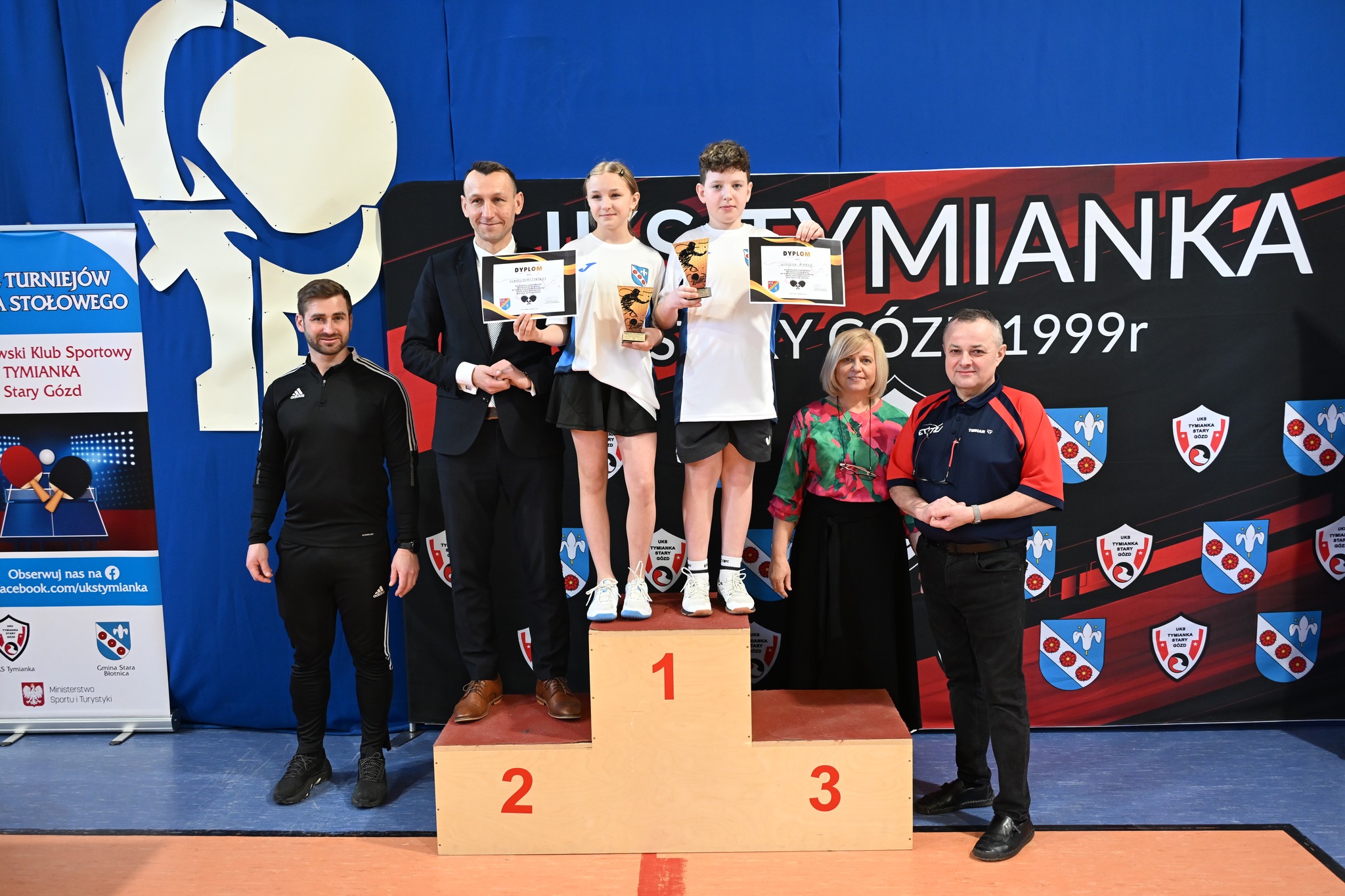 🏆 W dniach 3–4 marca sala gimnastyczna w PSP im. Marii Konopnickiej w Starym Goździe ponownie zamieniła się w prawdziwą arenę tenisowych zmagań. 🏓 To już coroczna tradycja, że właśnie tam odbywają się Mistrzostwa Powiatu w Tenisie Stołowym dziewcząt i chłopców. 🧑👩