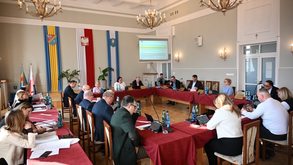 📅 W poniedziałek, 16 marca 2026 roku odbyła się XXIV Sesja Rady Powiatu Białobrzeskiego. 🤚