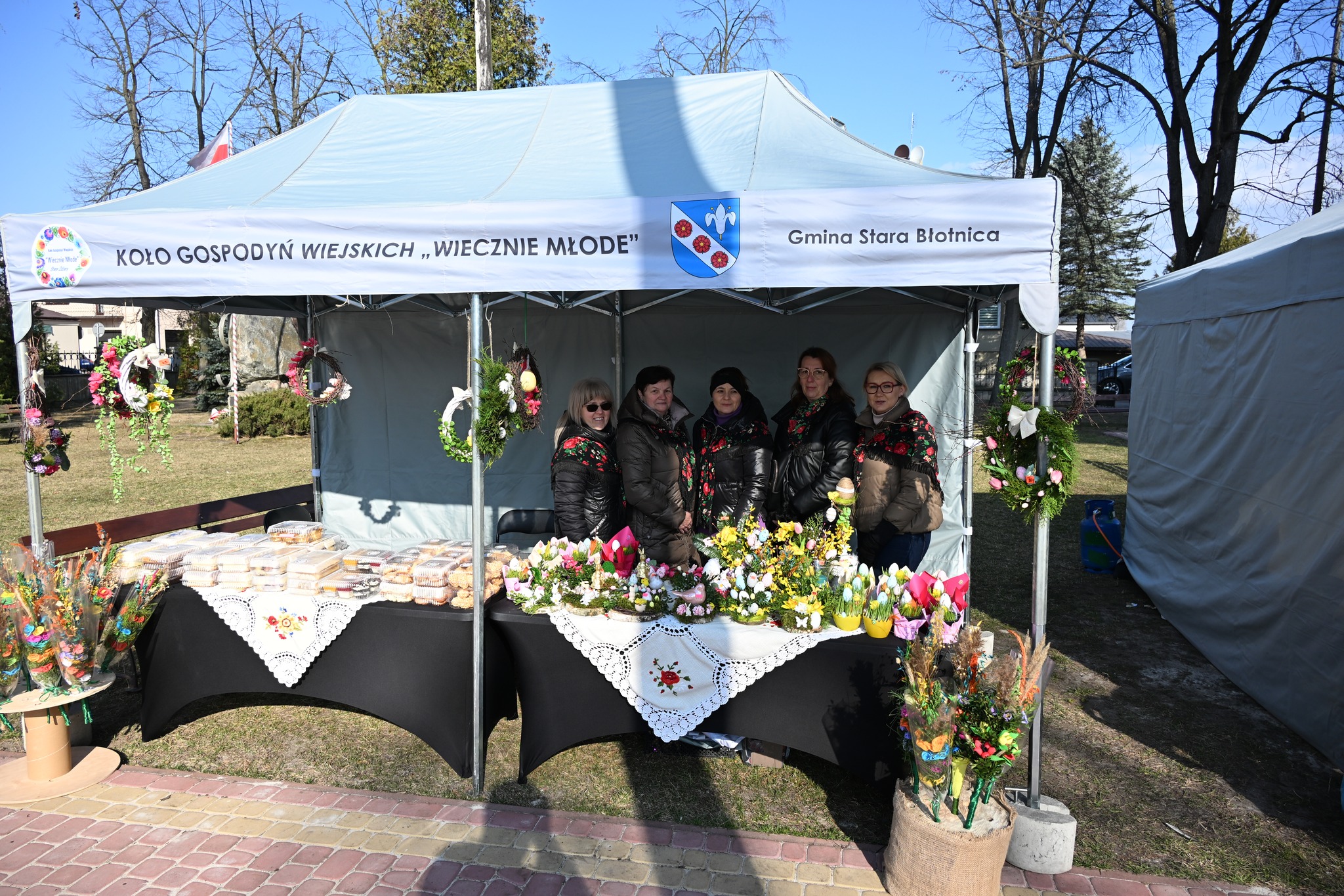 🌿🐣 22 marca - tradycyjnie na tydzień przed Niedzielą Palmową - na placu kościelnym przy Kościele Parafialnym Parafia Świętej Trójcy w Białobrzegach odbył się Powiatowy Kiermasz Wielkanocny Kół Gospodyń Wiejskich z terenu Powiatu Białobrzeskiego. 🌿🐣