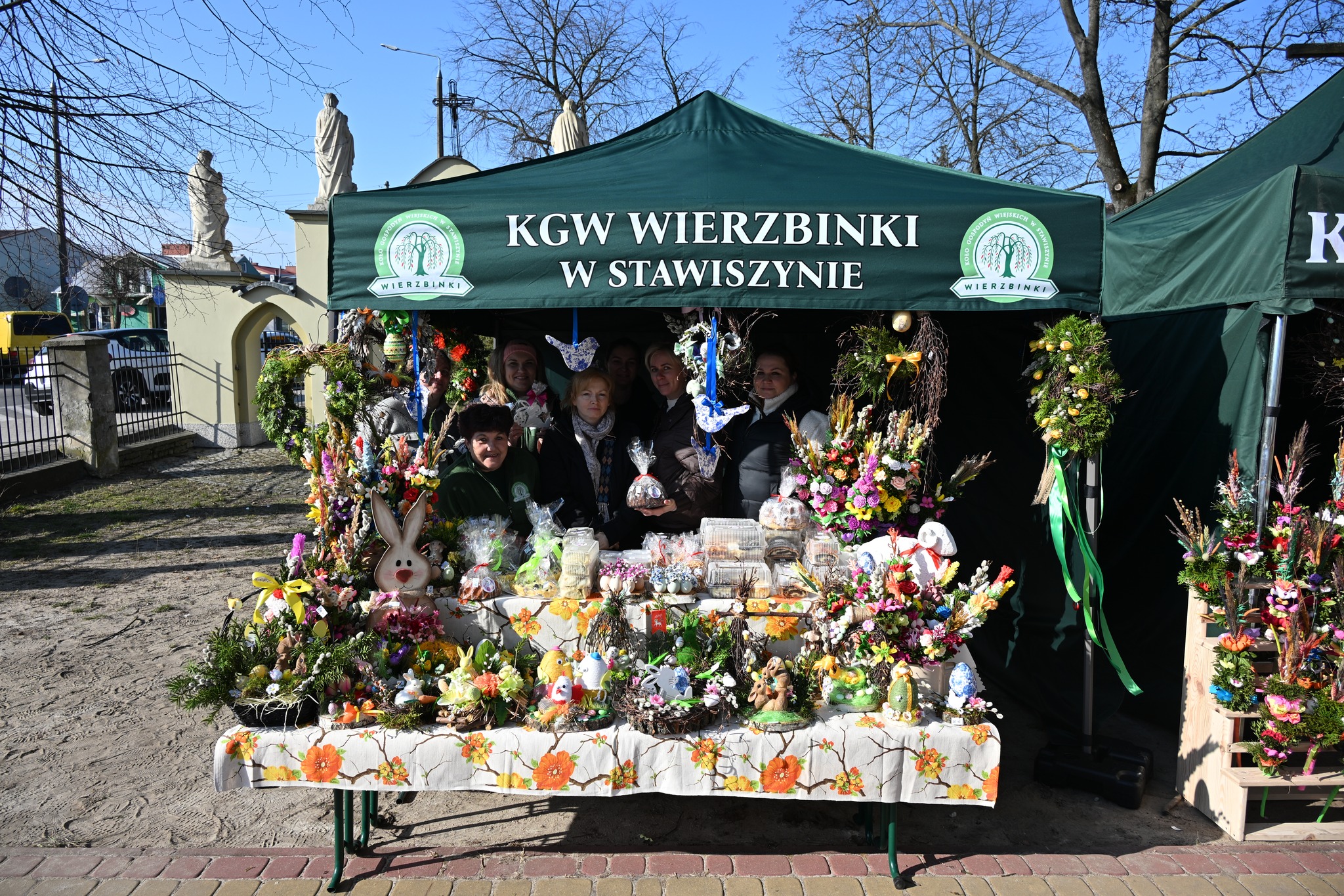 🌿🐣 22 marca - tradycyjnie na tydzień przed Niedzielą Palmową - na placu kościelnym przy Kościele Parafialnym Parafia Świętej Trójcy w Białobrzegach odbył się Powiatowy Kiermasz Wielkanocny Kół Gospodyń Wiejskich z terenu Powiatu Białobrzeskiego. 🌿🐣