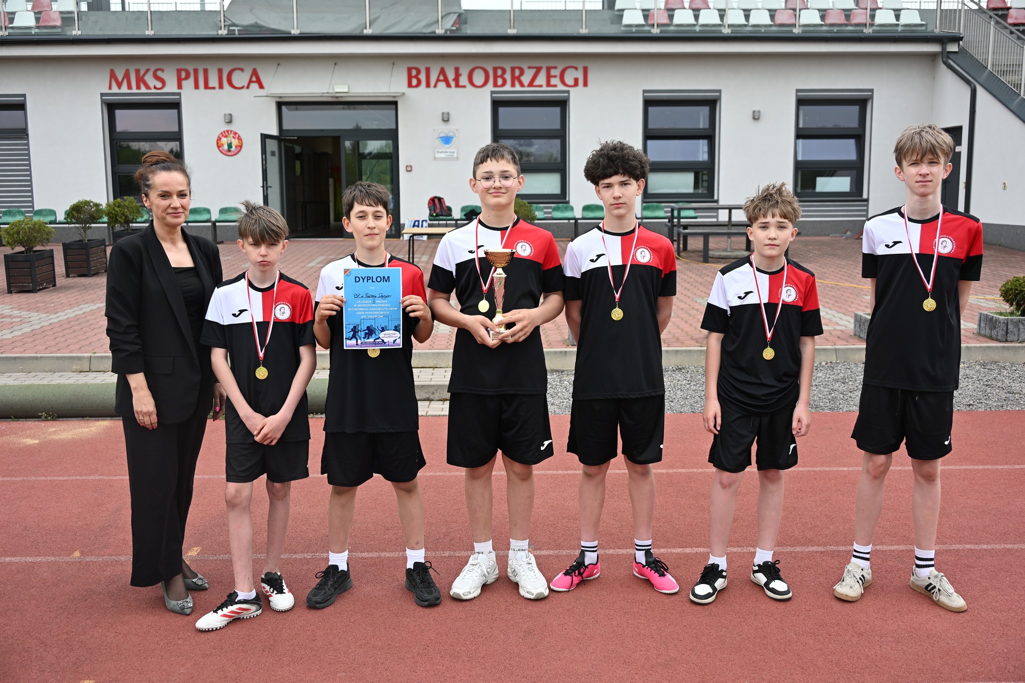 🏃‍♀️🏃‍♂️ 7 maja 2026 r. na Stadion Miejski im. Zygmunta Siedleckiego odbyły się Mistrzostwa Powiatu w Czwórboju Lekkoatletycznym. 🏆 W zawodach udział wzięło 5 szkół z terenu powiatu, a młodzi sportowcy rywalizowali w atmosferze fair play 🤝, prezentując wysoki poziom sportowy oraz ogromne zaangażowanie. 💪