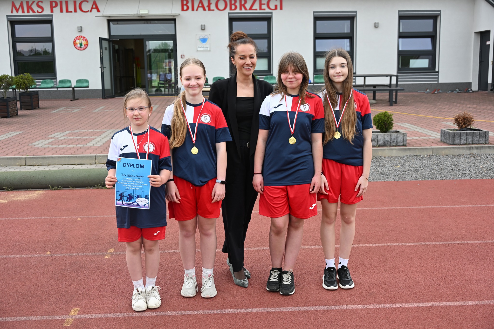 🏃‍♀️🏃‍♂️ 7 maja 2026 r. na Stadion Miejski im. Zygmunta Siedleckiego odbyły się Mistrzostwa Powiatu w Czwórboju Lekkoatletycznym. 🏆 W zawodach udział wzięło 5 szkół z terenu powiatu, a młodzi sportowcy rywalizowali w atmosferze fair play 🤝, prezentując wysoki poziom sportowy oraz ogromne zaangażowanie. 💪