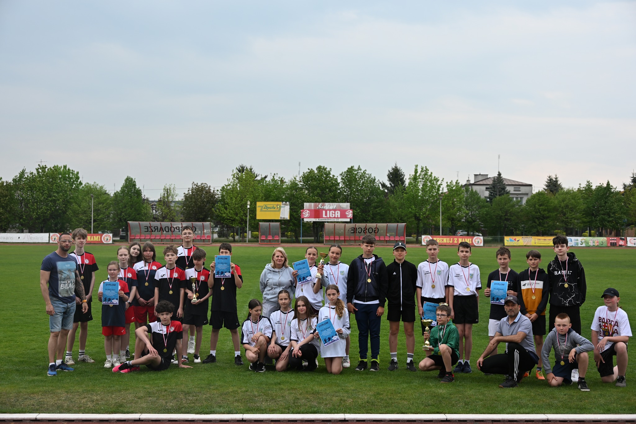 🏃‍♀️🏃‍♂️ 7 maja 2026 r. na Stadion Miejski im. Zygmunta Siedleckiego odbyły się Mistrzostwa Powiatu w Czwórboju Lekkoatletycznym. 🏆 W zawodach udział wzięło 5 szkół z terenu powiatu, a młodzi sportowcy rywalizowali w atmosferze fair play 🤝, prezentując wysoki poziom sportowy oraz ogromne zaangażowanie. 💪