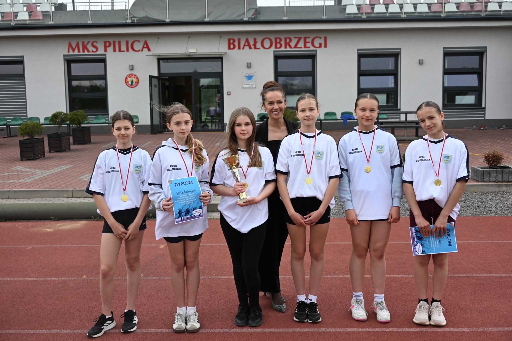 🏃‍♀️🏃‍♂️ 7 maja 2026 r. na Stadion Miejski im. Zygmunta Siedleckiego odbyły się Mistrzostwa Powiatu w Czwórboju Lekkoatletycznym. 🏆 W zawodach udział wzięło 5 szkół z terenu powiatu, a młodzi sportowcy rywalizowali w atmosferze fair play 🤝, prezentując wysoki poziom sportowy oraz ogromne zaangażowanie. 💪