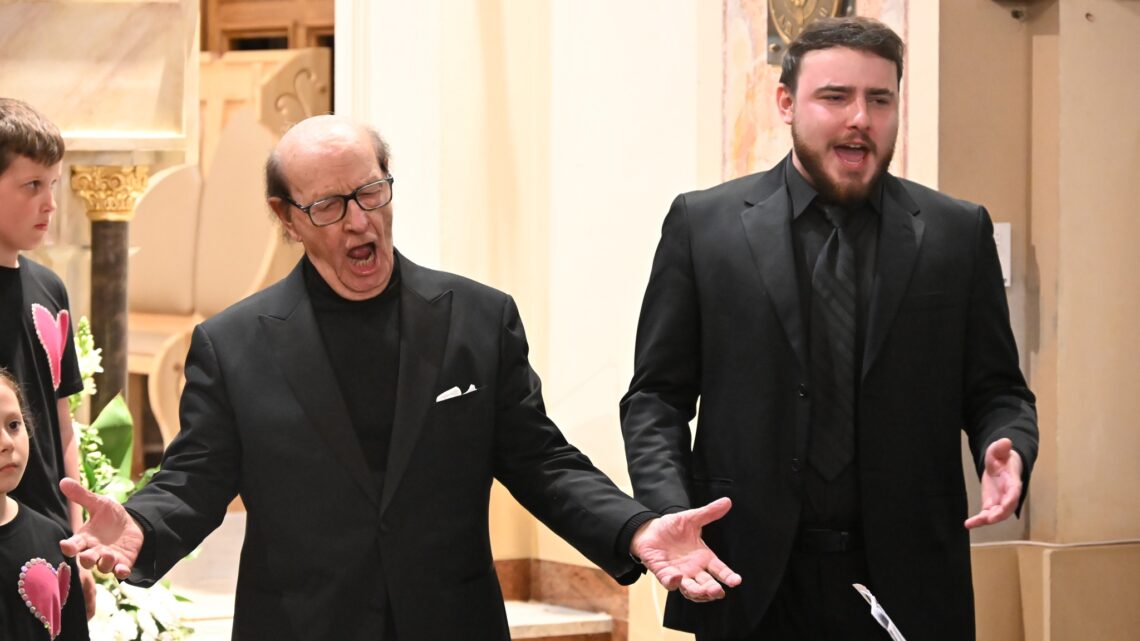 Wiesław Ochman, Krystian Ochman oraz Robert Grudzień zachwycili sentymentalną podróżą przez różne zakątki muzycznej krainy. 🤩 W Powiat Białobrzeski Artystom towarzyszyły wokalistki z Liceum Ogólnokształcące im. Armii Krajowej w Białobrzegach oraz Chór Szkolny z Publiczna Szkoła Podstawowa nr 1 im. KEN Białobrzegi pod dyrekcją Agaty Kowalczyk. 🎼 Pełna relacja z wydarzenia już wkrótce! 😍 Byliście z nami tego wieczoru? 🧐Podzielcie się wrażeniami w komentarzach! 🥹