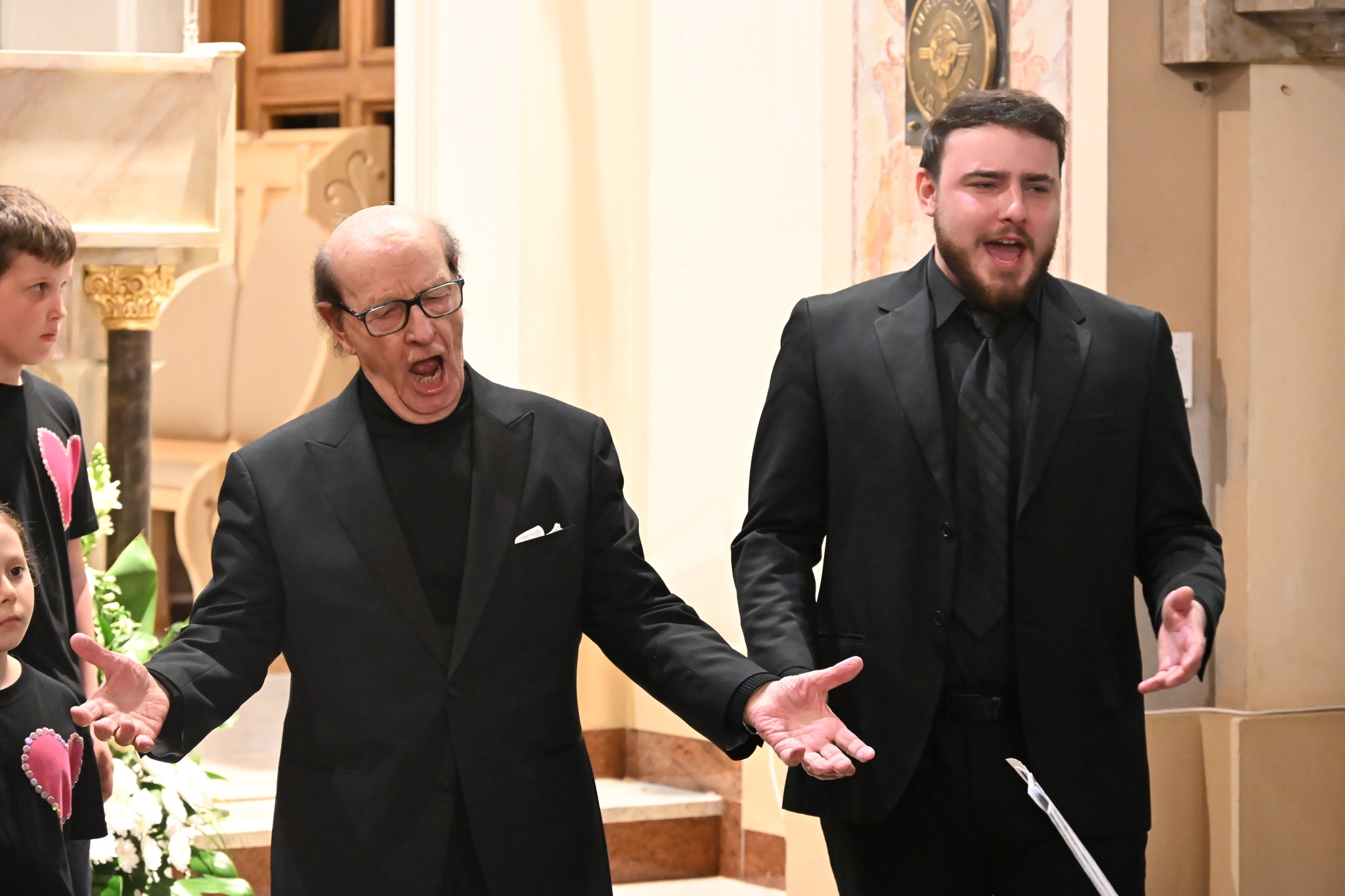 Wiesław Ochman, Krystian Ochman oraz Robert Grudzień zachwycili sentymentalną podróżą przez różne zakątki muzycznej krainy. 🤩 W Powiat Białobrzeski Artystom towarzyszyły wokalistki z Liceum Ogólnokształcące im. Armii Krajowej w Białobrzegach oraz Chór Szkolny z Publiczna Szkoła Podstawowa nr 1 im. KEN Białobrzegi pod dyrekcją Agaty Kowalczyk. 🎼 Pełna relacja z wydarzenia już wkrótce! 😍 Byliście z nami tego wieczoru? 🧐Podzielcie się wrażeniami w komentarzach! 🥹