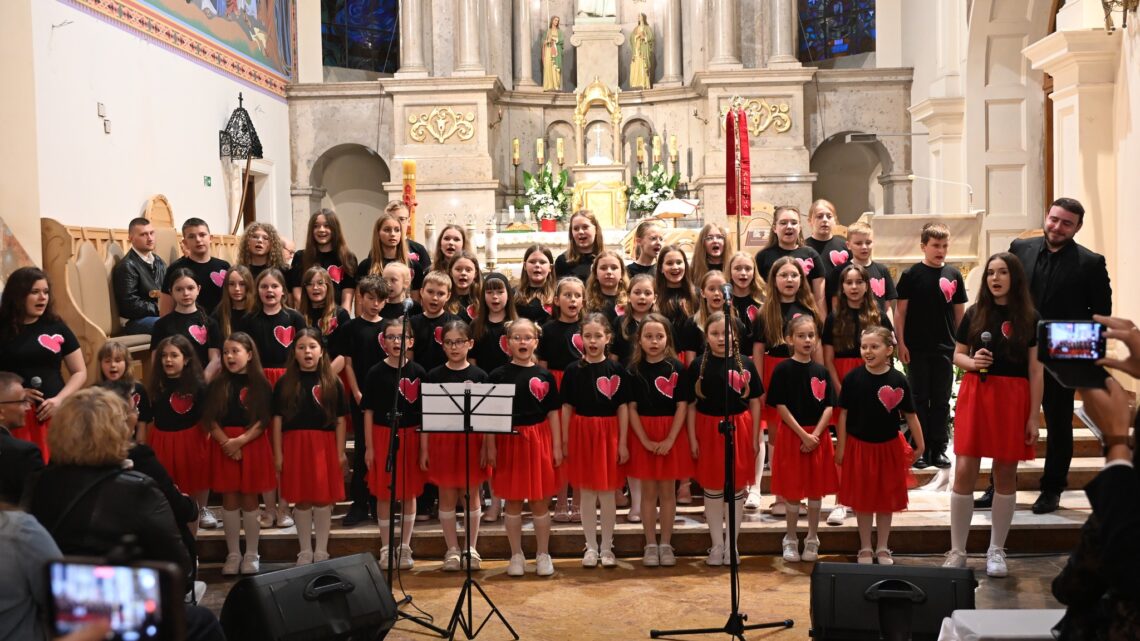 🎶 Za nami wyjątkowy Koncert Międzypokoleniowy „Historia muzyką pisana”, który odbył się 17 maja 2026 roku w kościele pw. Świętej Trójcy w Białobrzegi. Był to wieczór pełen wzruszeń, muzyki, pamięci i solidarności międzyludzkiej. ❤️