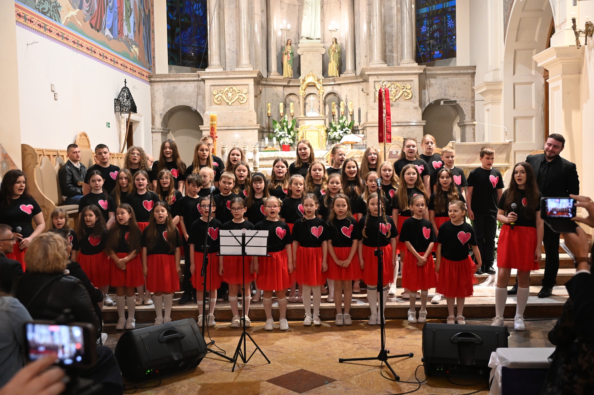 🎶 Za nami wyjątkowy Koncert Międzypokoleniowy „Historia muzyką pisana”, który odbył się 17 maja 2026 roku w kościele pw. Świętej Trójcy w Białobrzegi. Był to wieczór pełen wzruszeń, muzyki, pamięci i solidarności międzyludzkiej. ❤️