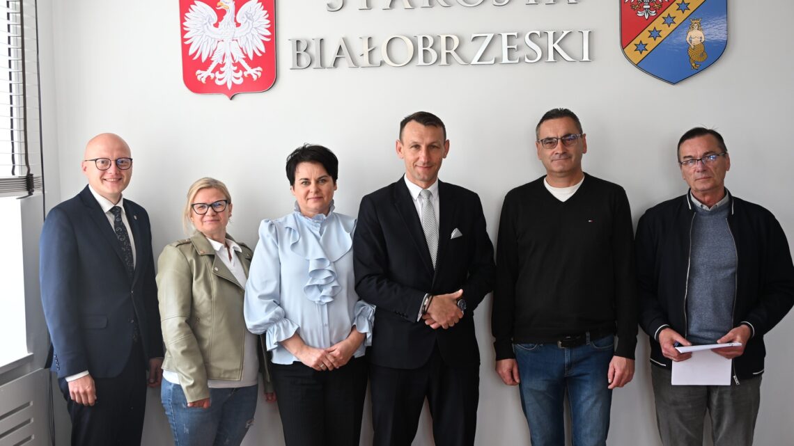 🛣️ Podpisano umowę na budowę chodnika przy ul. Kopernika w Wyśmierzycach. Wkrótce rozpoczną się prace budowlane. W ramach postępowania przetargowego wyłoniono Wykonawcę zadania: P.H.U Marbruk Marcin Jakubczyk. Firma zrealizuje zadanie za kwotę 201 558,87 zł. 💵