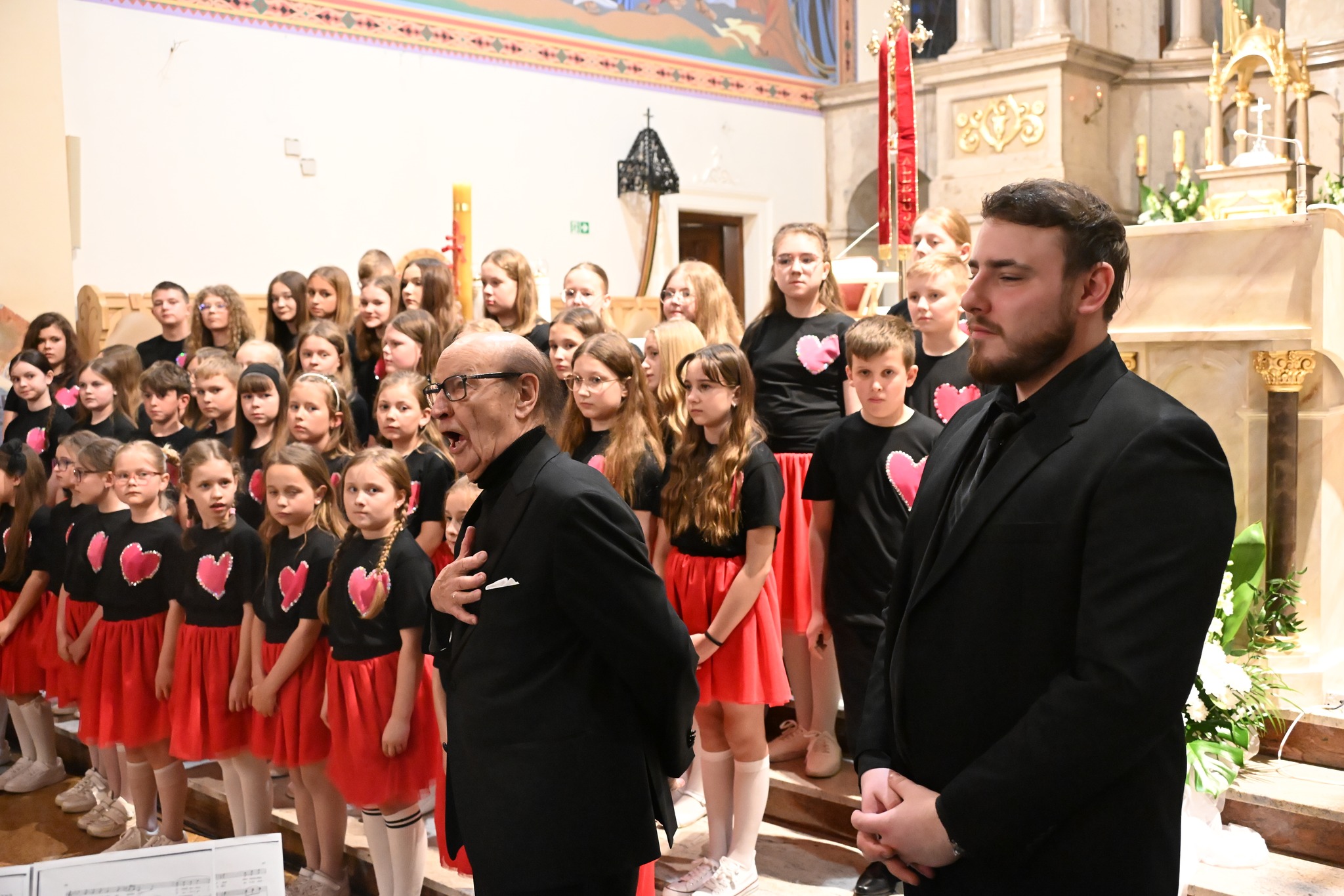 🎶 Za nami wyjątkowy Koncert Międzypokoleniowy „Historia muzyką pisana”, który odbył się 17 maja 2026 roku w kościele pw. Świętej Trójcy w Białobrzegi. Był to wieczór pełen wzruszeń, muzyki, pamięci i solidarności międzyludzkiej. ❤️
