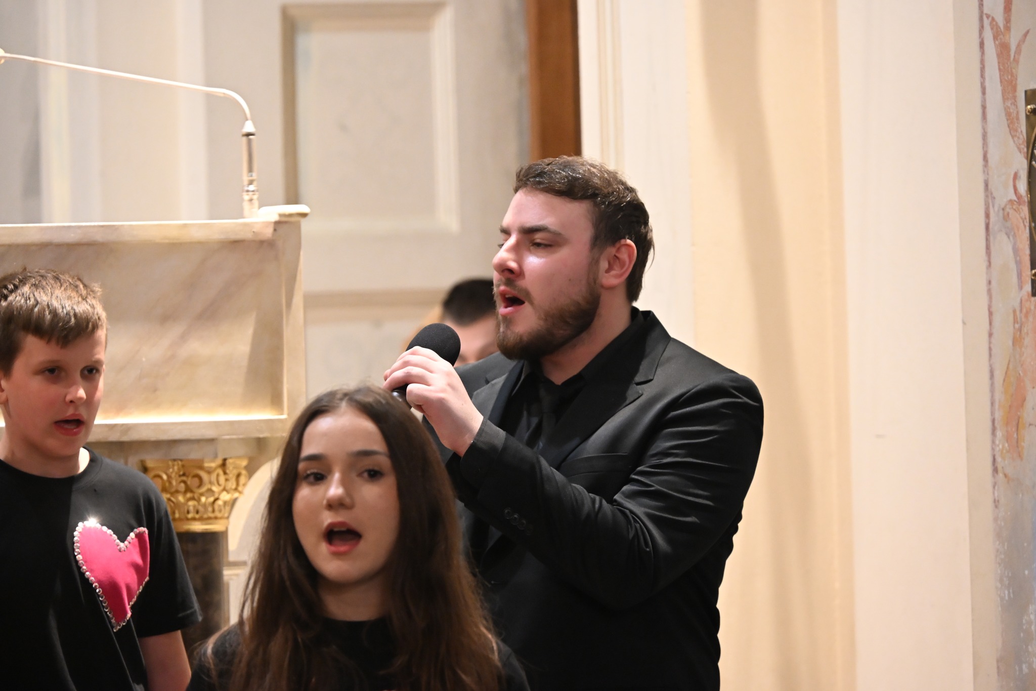 🎶 Za nami wyjątkowy Koncert Międzypokoleniowy „Historia muzyką pisana”, który odbył się 17 maja 2026 roku w kościele pw. Świętej Trójcy w Białobrzegi. Był to wieczór pełen wzruszeń, muzyki, pamięci i solidarności międzyludzkiej. ❤️
