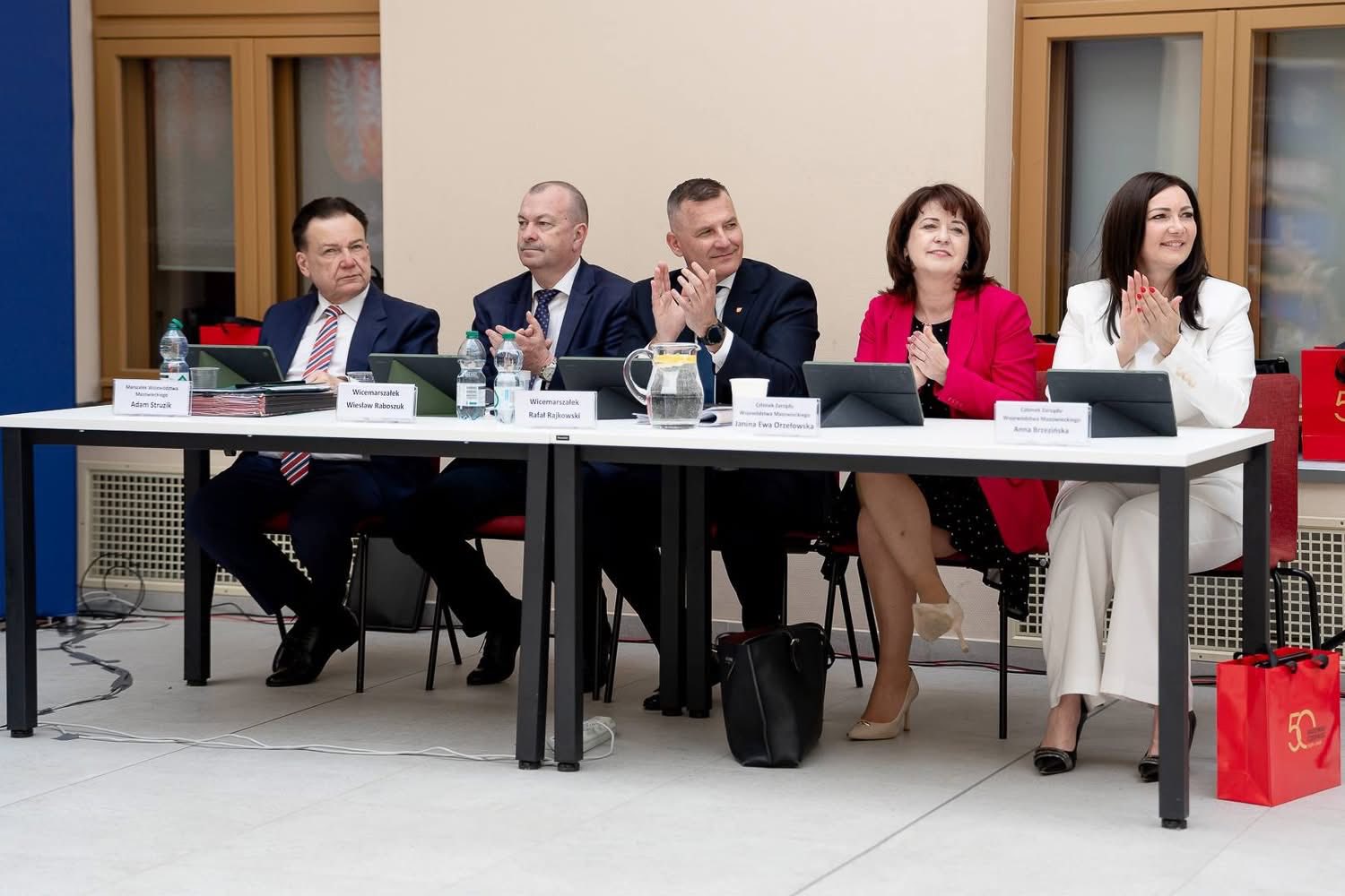 🏛️ 19 maja 2026 roku w Radomiu odbyła się wyjazdowa sesja Sejmik Województwa Mazowieckiego. Na zaproszenie Przewodniczącego Sejmiku Pana Ludwika Rakowskiego w posiedzeniu wzięła udział delegacja Powiatu Białobrzeskiego: Przewodnicząca Rady Powiatu Anna Dudkiewicz, Starosta Sylwester Korgul oraz wicestarosta Bartłomiej Kowalczyk. 👨🏻‍💼