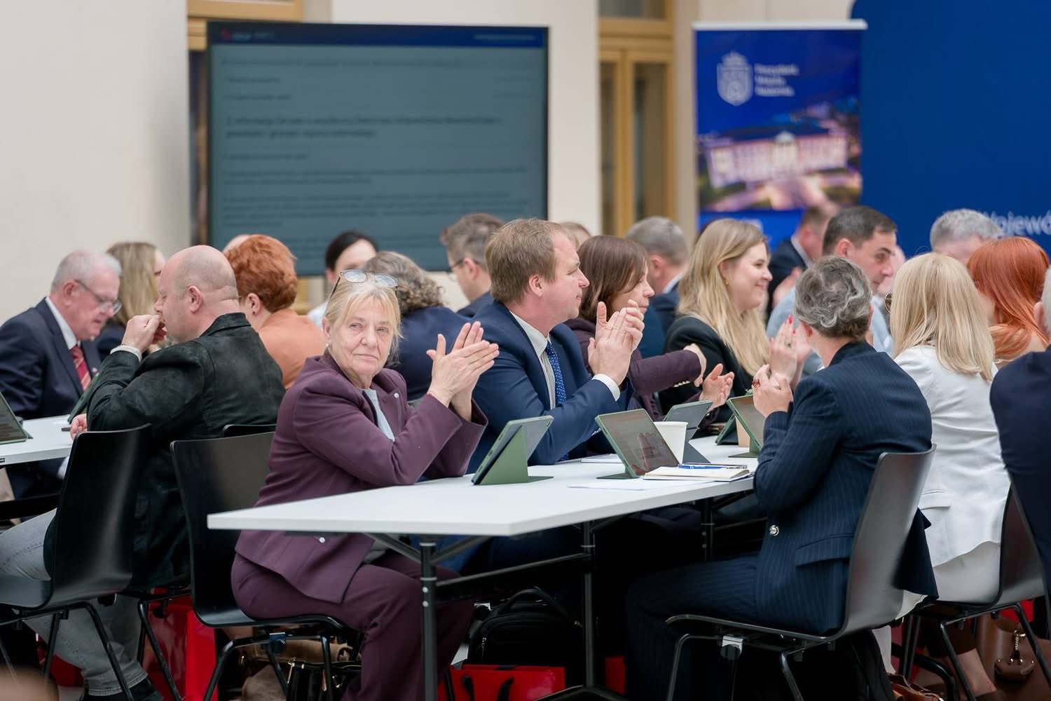 🏛️ 19 maja 2026 roku w Radomiu odbyła się wyjazdowa sesja Sejmik Województwa Mazowieckiego. Na zaproszenie Przewodniczącego Sejmiku Pana Ludwika Rakowskiego w posiedzeniu wzięła udział delegacja Powiatu Białobrzeskiego: Przewodnicząca Rady Powiatu Anna Dudkiewicz, Starosta Sylwester Korgul oraz wicestarosta Bartłomiej Kowalczyk. 👨🏻‍💼
