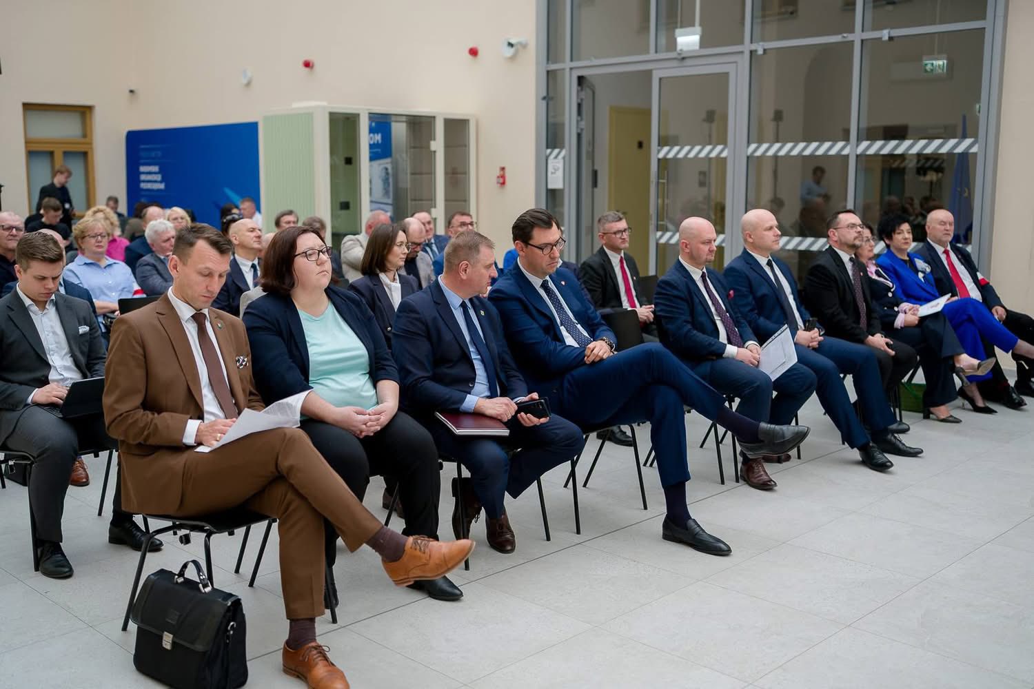 🏛️ 19 maja 2026 roku w Radomiu odbyła się wyjazdowa sesja Sejmik Województwa Mazowieckiego. Na zaproszenie Przewodniczącego Sejmiku Pana Ludwika Rakowskiego w posiedzeniu wzięła udział delegacja Powiatu Białobrzeskiego: Przewodnicząca Rady Powiatu Anna Dudkiewicz, Starosta Sylwester Korgul oraz wicestarosta Bartłomiej Kowalczyk. 👨🏻‍💼