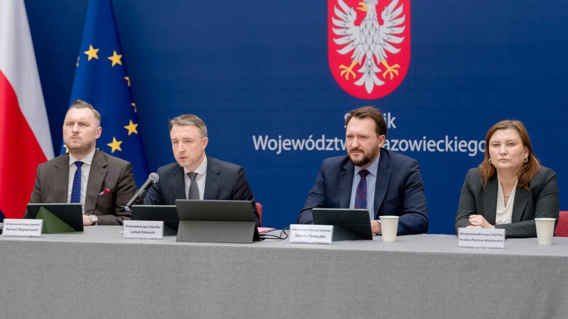 🏛️ 19 maja 2026 roku w Radomiu odbyła się wyjazdowa sesja Sejmik Województwa Mazowieckiego. Na zaproszenie Przewodniczącego Sejmiku Pana Ludwika Rakowskiego w posiedzeniu wzięła udział delegacja Powiatu Białobrzeskiego: Przewodnicząca Rady Powiatu Anna Dudkiewicz, Starosta Sylwester Korgul oraz wicestarosta Bartłomiej Kowalczyk. 👨🏻‍💼