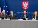 🏛️ 19 maja 2026 roku w Radomiu odbyła się wyjazdowa sesja Sejmik Województwa Mazowieckiego. Na zaproszenie Przewodniczącego Sejmiku Pana Ludwika Rakowskiego w posiedzeniu wzięła udział delegacja Powiatu Białobrzeskiego: Przewodnicząca Rady Powiatu Anna Dudkiewicz, Starosta Sylwester Korgul oraz wicestarosta Bartłomiej Kowalczyk. 👨🏻‍💼