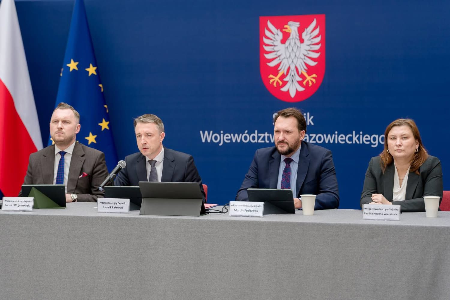 🏛️ 19 maja 2026 roku w Radomiu odbyła się wyjazdowa sesja Sejmik Województwa Mazowieckiego. Na zaproszenie Przewodniczącego Sejmiku Pana Ludwika Rakowskiego w posiedzeniu wzięła udział delegacja Powiatu Białobrzeskiego: Przewodnicząca Rady Powiatu Anna Dudkiewicz, Starosta Sylwester Korgul oraz wicestarosta Bartłomiej Kowalczyk. 👨🏻‍💼
