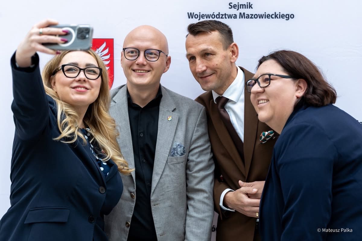 🏛️ 19 maja 2026 roku w Radomiu odbyła się wyjazdowa sesja Sejmik Województwa Mazowieckiego. Na zaproszenie Przewodniczącego Sejmiku Pana Ludwika Rakowskiego w posiedzeniu wzięła udział delegacja Powiatu Białobrzeskiego: Przewodnicząca Rady Powiatu Anna Dudkiewicz, Starosta Sylwester Korgul oraz wicestarosta Bartłomiej Kowalczyk. 👨🏻‍💼